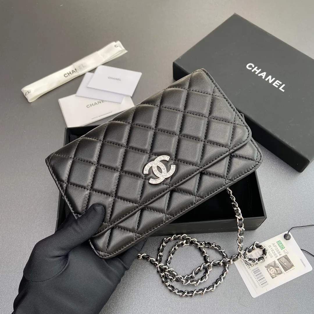 [Special grade hardware original leather] ¥800 Xiaoxiang chain bag series Quilted card holder with iconic metal logo Silver tone metal hardware, special Italian imported leather No.: 3984 Size: w20×h13×d3.5cm