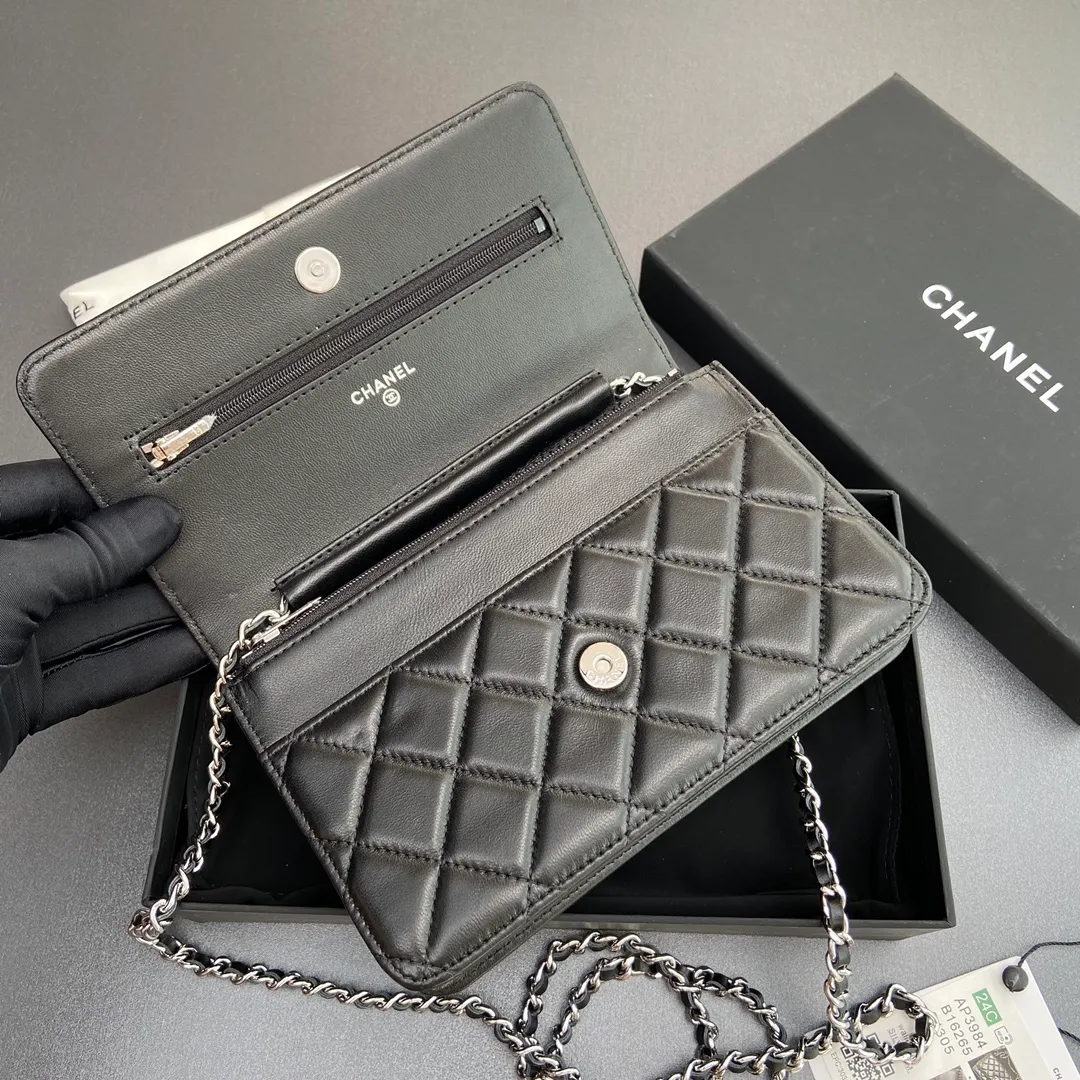 [Special grade hardware original leather] ¥800 Xiaoxiang chain bag series Quilted card holder with iconic metal logo Silver tone metal hardware, special Italian imported leather No.: 3984 Size: w20×h13×d3.5cm