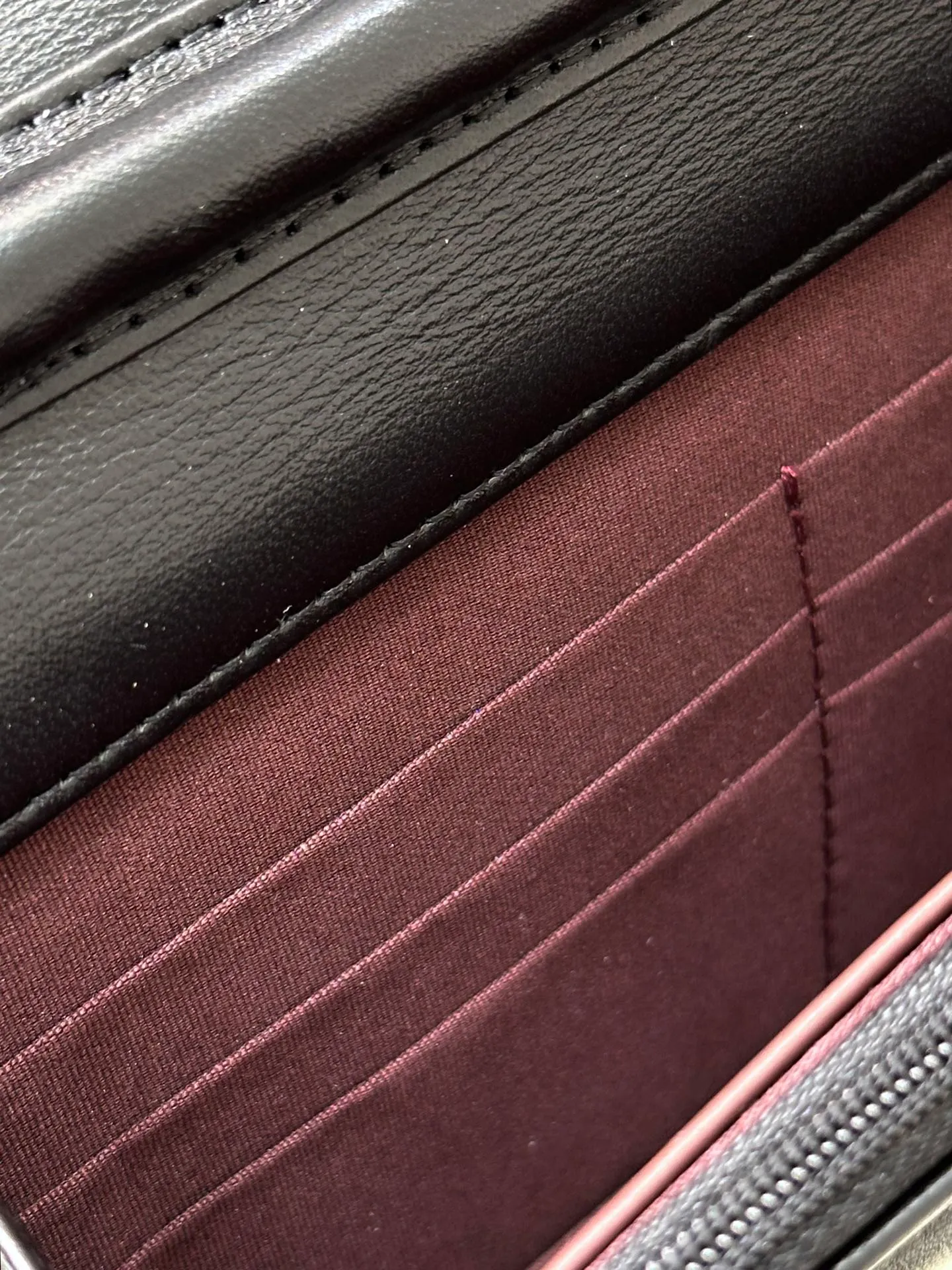 0250 Real photos of the inside details⚠️ It is both a wallet and a WOC bag. It has the functions of a long wallet. It has card slots, zipper pockets for coins, and side pockets for banknotes. This wallet also has a certain thickness, allowing you to stuff in essentials such as mobile phones, keys, tissues, etc.