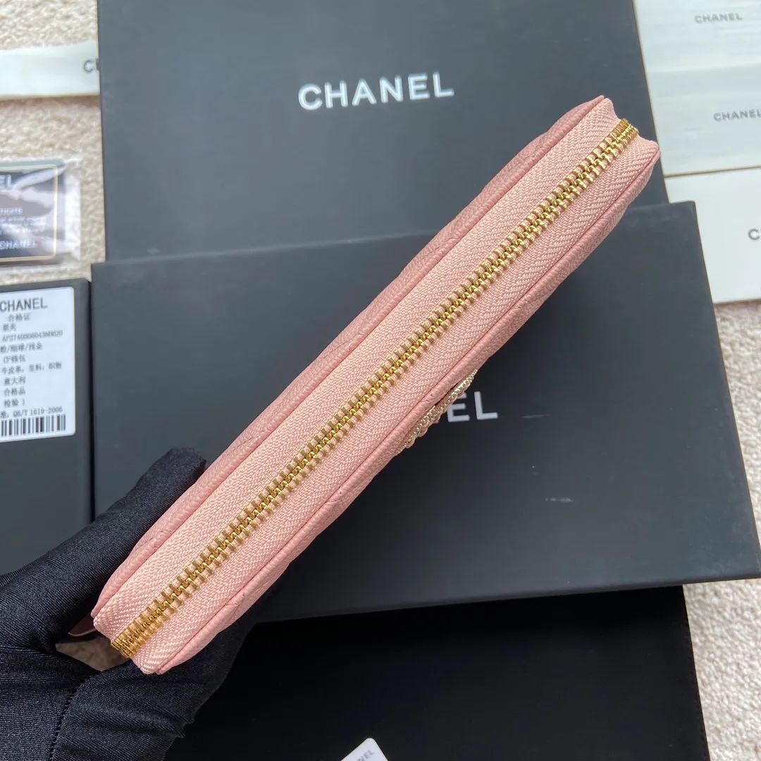 Xiaoxiang imported Italian grained calfskin Item number: AP5478 💰:540 Size: w19.5×h10.5×d2cm Color: pink fine ball pattern diamond-encrusted hardware