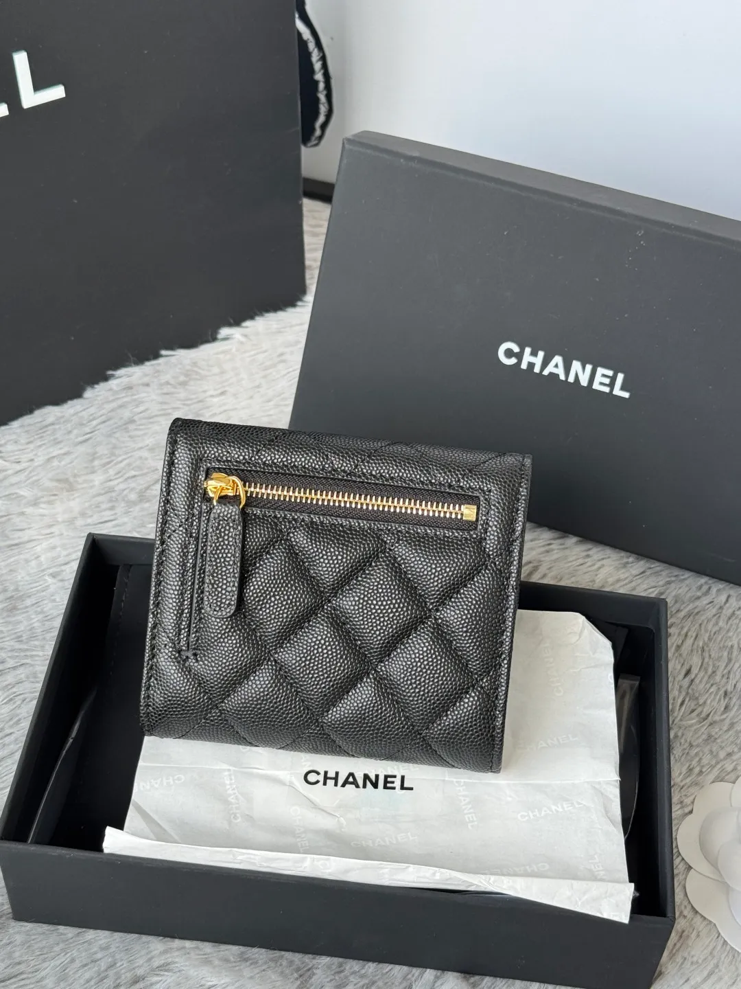 💰440💰 Made of calfskin, caviar, and cowhide, the CF short tri-fold wallet is now available! Chanel Grandma Xiang has 6 card slots, and there is a coin purse at the back, so you can put 2,000 Mao Zedong without any trouble at all! Delicate leather and gold hardware! Full of fashion sense, very fashionable, can be held in hand, can be put in the bag, very good for storage. Style number: 82288, size 10.5*11.5*3cm, color as shown in the picture, exclusive real shot