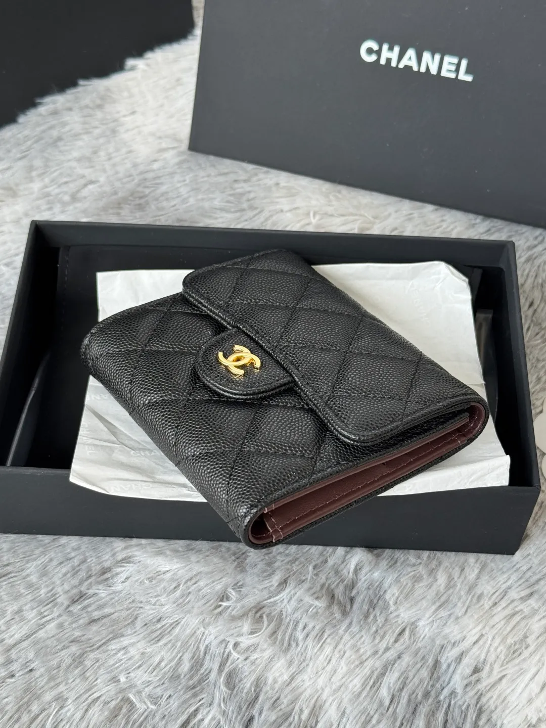 💰440💰 Made of calfskin, caviar, and cowhide, the CF short tri-fold wallet is now available! Chanel Grandma Xiang has 6 card slots, and there is a coin purse at the back, so you can put 2,000 Mao Zedong without any trouble at all! Delicate leather and gold hardware! Full of fashion sense, very fashionable, can be held in hand, can be put in the bag, very good for storage. Style number: 82288, size 10.5*11.5*3cm, color as shown in the picture, exclusive real shot