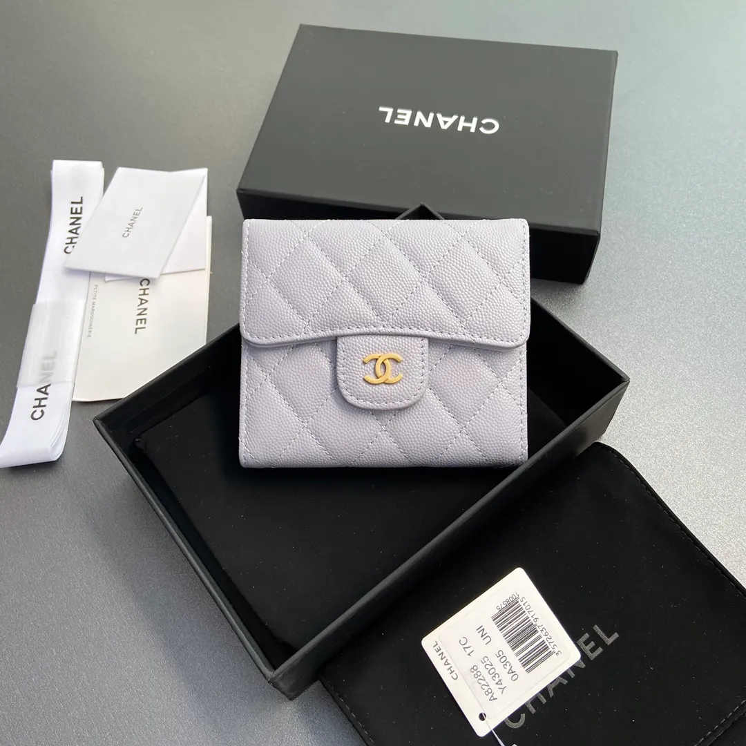 [Imported leather from Italy] ¥440 Special light purple fine ball grain embossed leather Gold tone metal hardware 6 card slots 1 banknote compartment 1 coin zipper bag No.: 82288 Size: w10.5×h11.5×d3cm