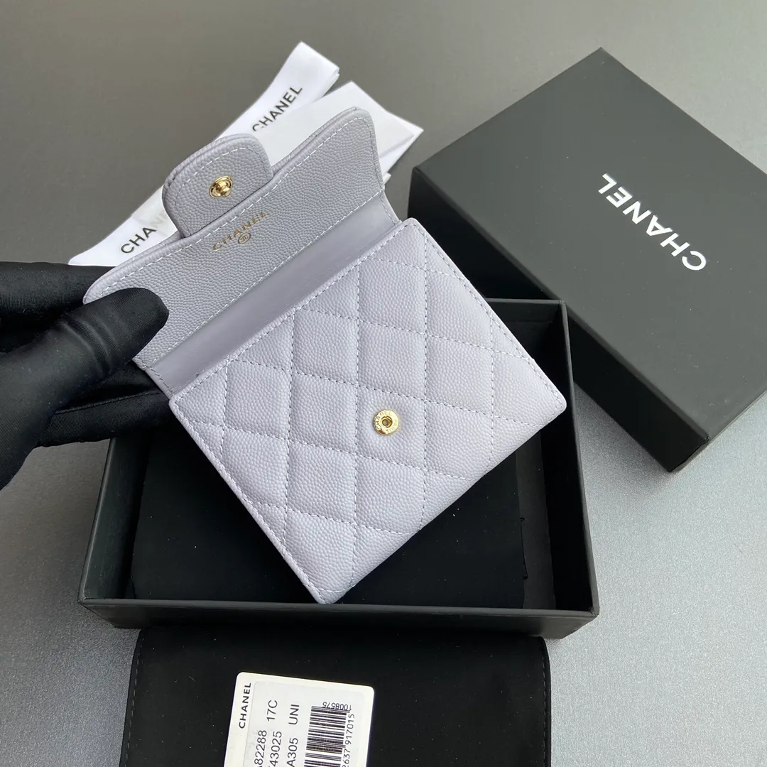 [Imported leather from Italy] ¥440 Special light purple fine ball grain embossed leather Gold tone metal hardware 6 card slots 1 banknote compartment 1 coin zipper bag No.: 82288 Size: w10.5×h11.5×d3cm