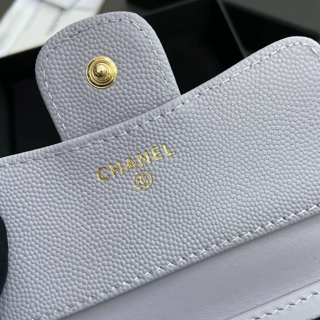 [Imported leather from Italy] ¥440 Special light purple fine ball grain embossed leather Gold tone metal hardware 6 card slots 1 banknote compartment 1 coin zipper bag No.: 82288 Size: w10.5×h11.5×d3cm
