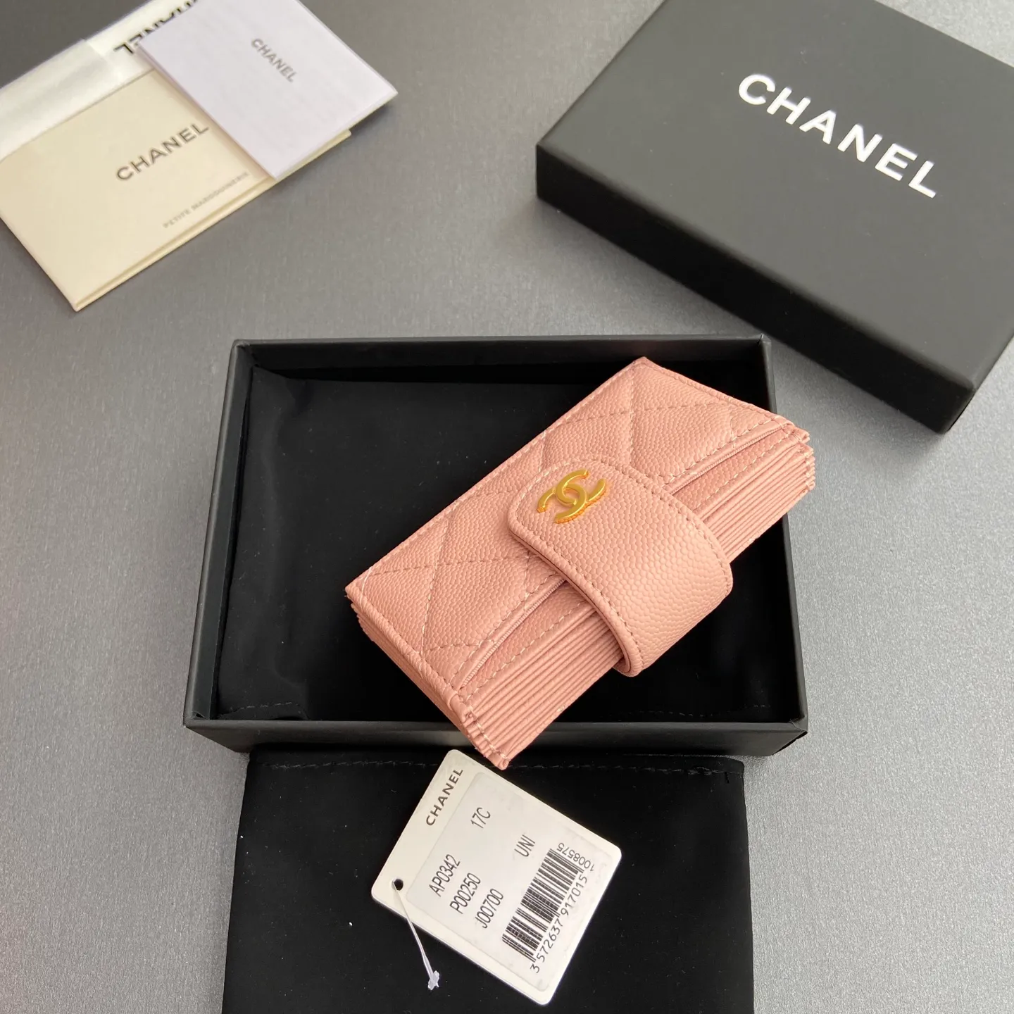 [Special grade hardware original leather] ¥400 Small fragrant organ multi-card slot card holder series with iconic metal logo Gold-toned metal hardware, exclusive Italian imported leather 6 card slots No.: 0342 Pink fine ball pattern gold steel mark Size: w10×h6×2cm