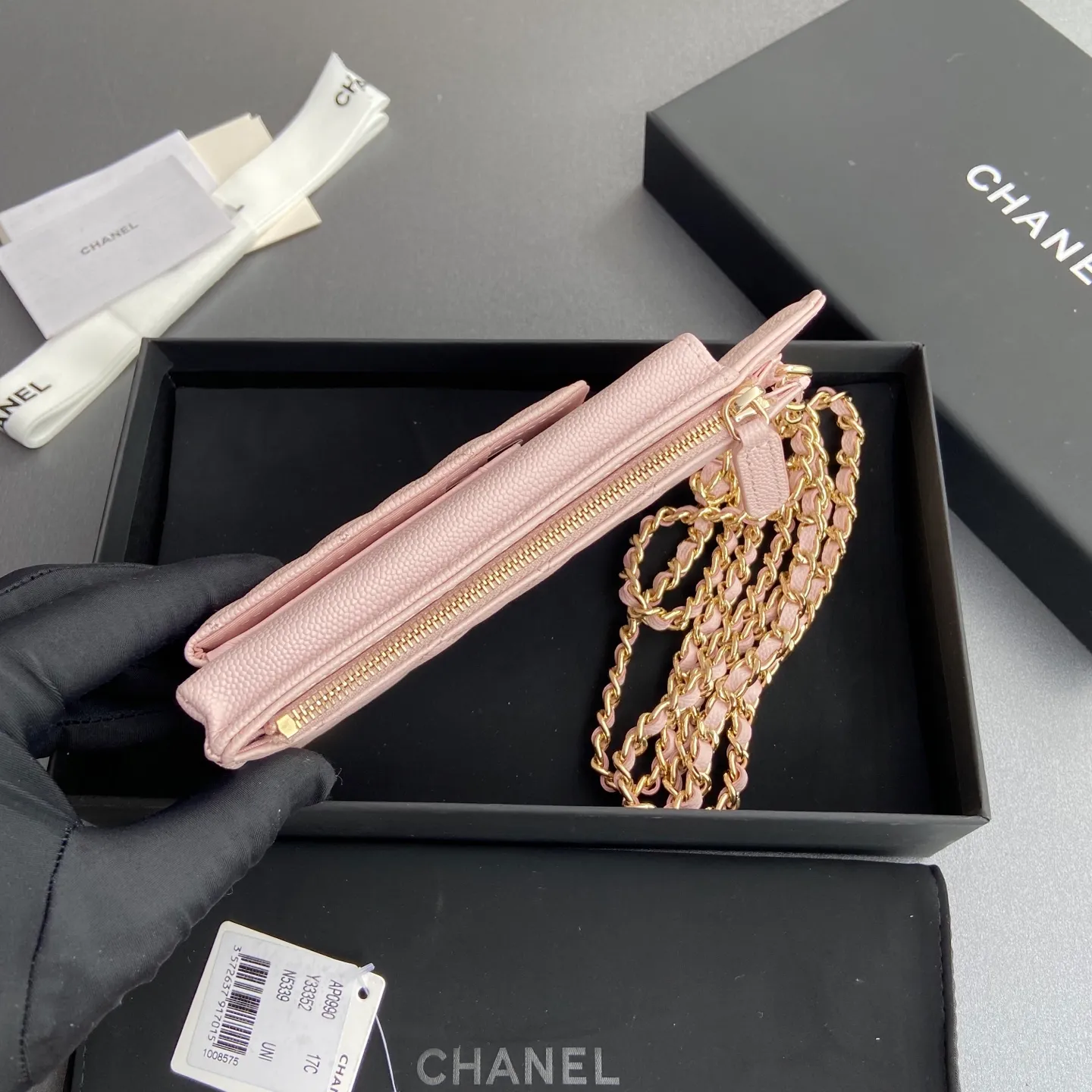 Xiaoxiang imported Italian grain cowhide Item number: AP1980 Price: 540 Color: light pink fine ball pattern gold buckle Size: w18.5×h9×d3cm
