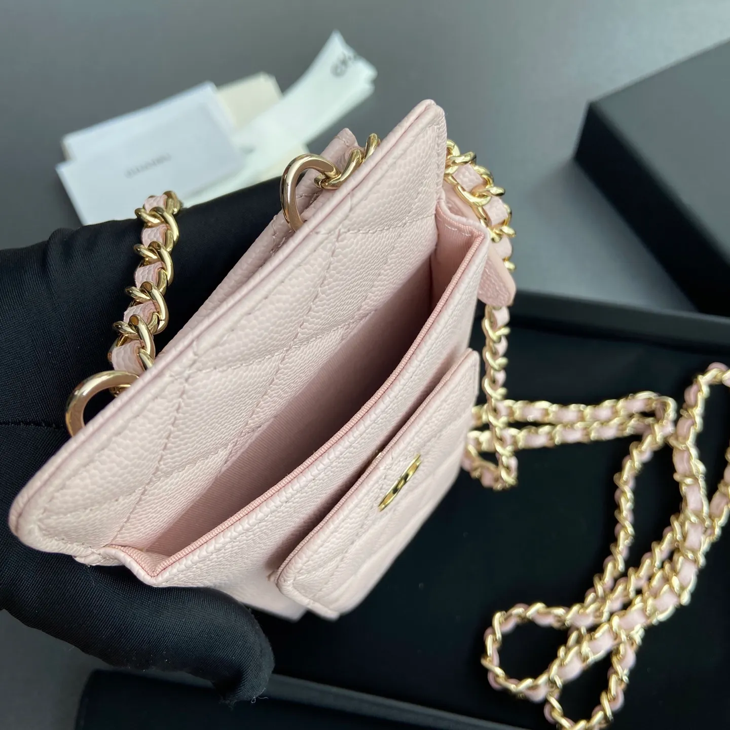 Xiaoxiang imported Italian grain cowhide Item number: AP1980 Price: 540 Color: light pink fine ball pattern gold buckle Size: w18.5×h9×d3cm
