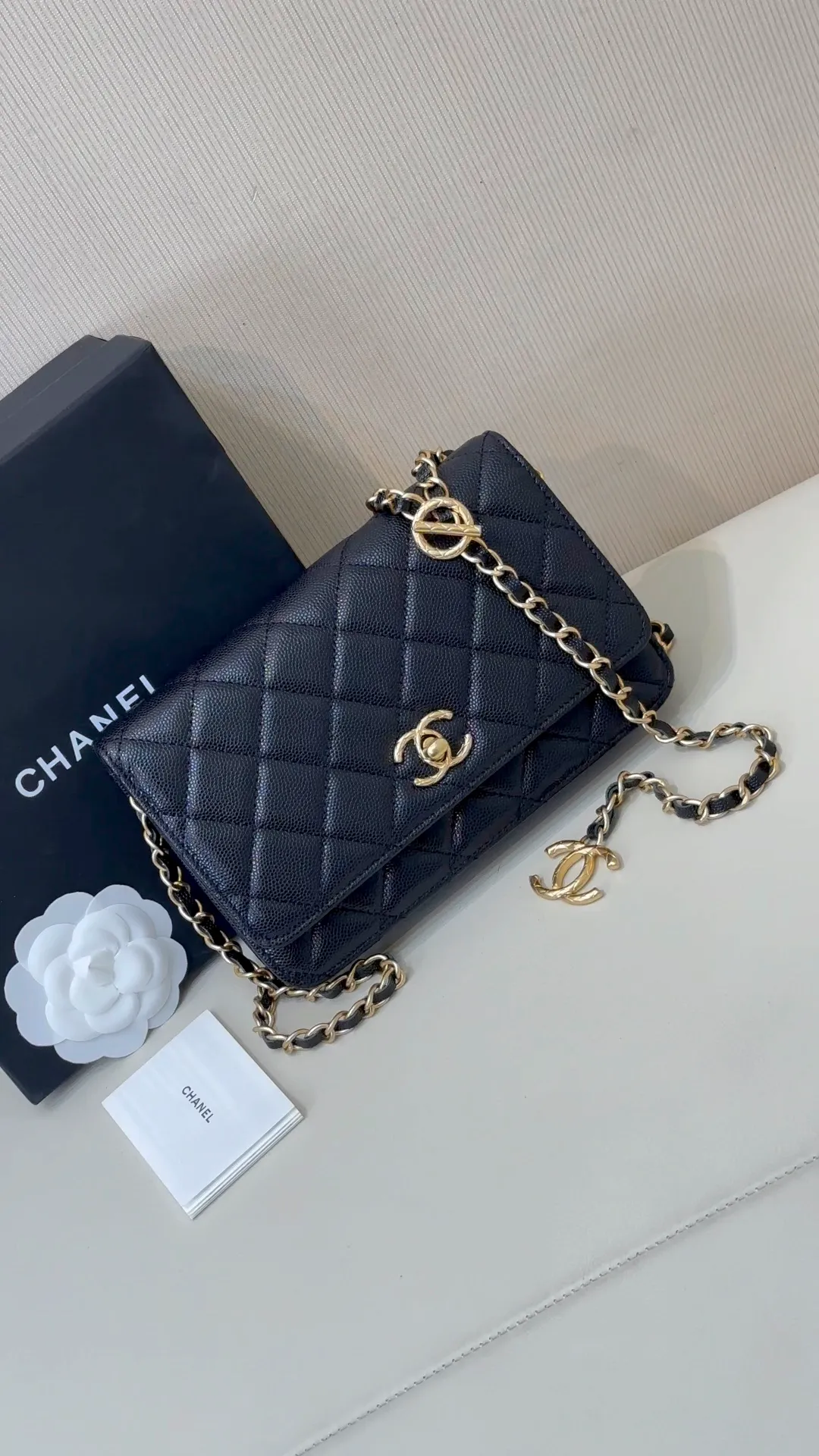 96020 Beautiful Fried‼ ️There is a sense of high-end called "woc" Chane*23B black gold WOC
