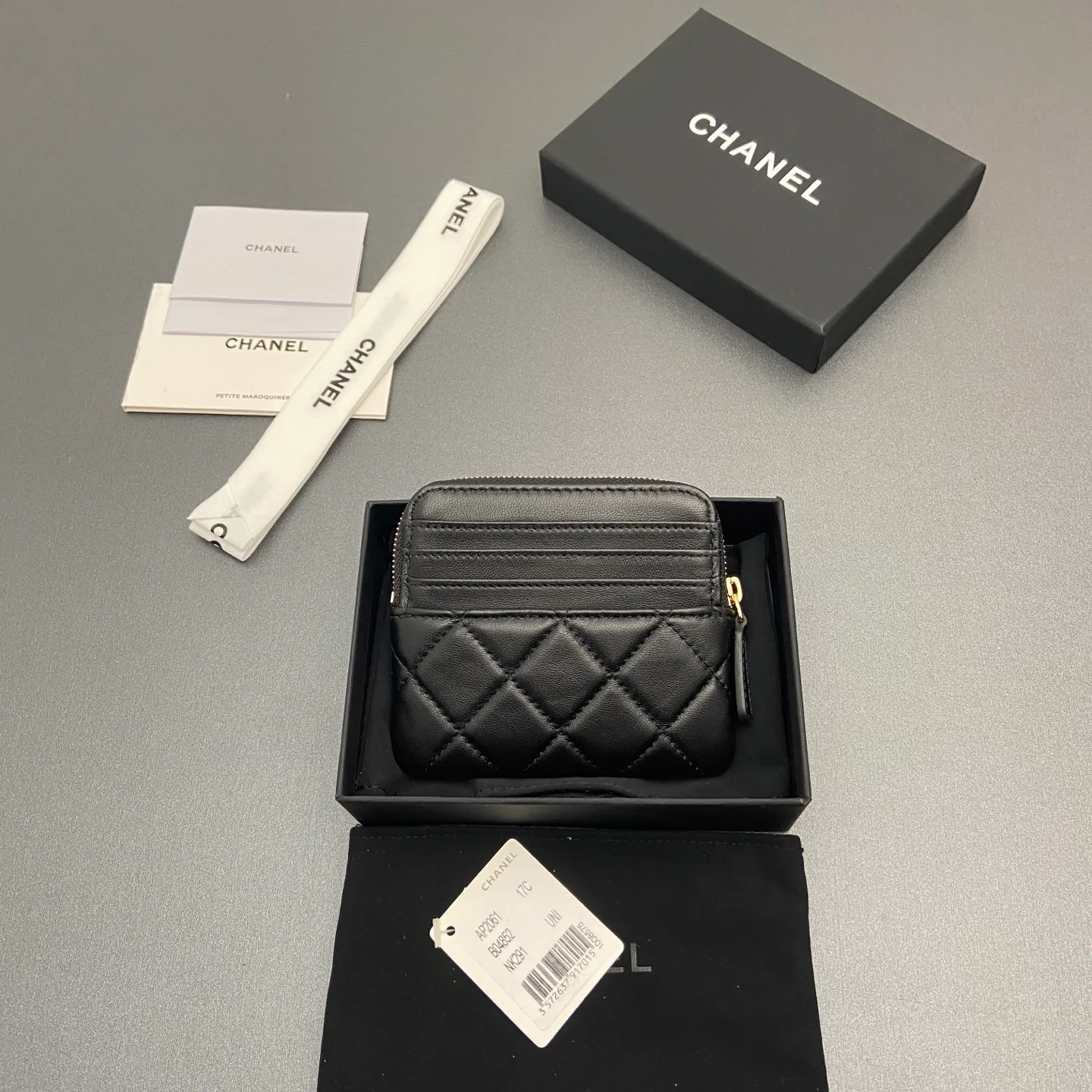 [Special grade hardware original leather] ¥380 Xiaoxiang small zipper bag card holder series Quilted card holder/wallet with iconic metal logo Gold tone metal hardware, special Italian imported leather 5 card slots, 1 small zipper bag No.: 2061 Black sheepskin light gold hardware Size: w11.5×h10×d2cm