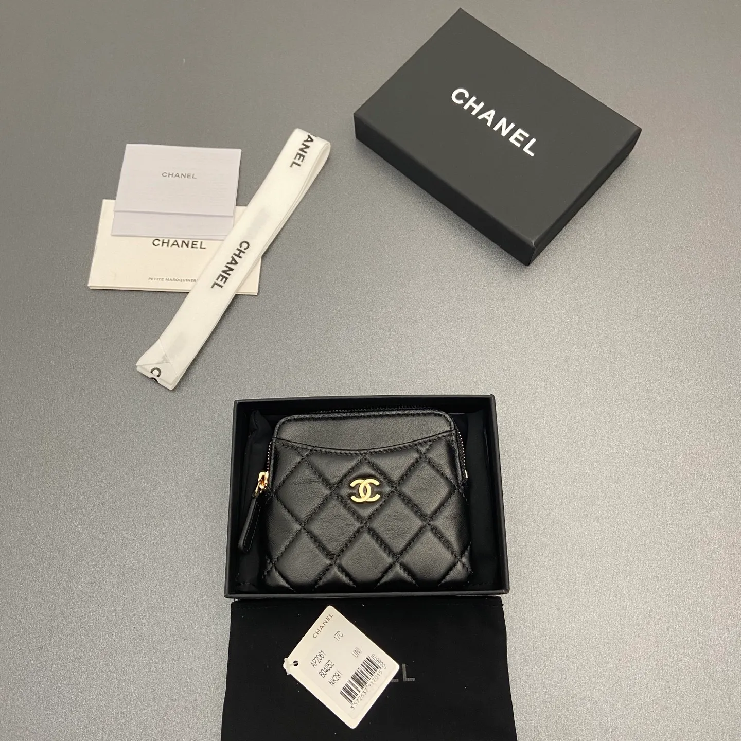 [Special grade hardware original leather] ¥380 Xiaoxiang small zipper bag card holder series Quilted card holder/wallet with iconic metal logo Gold tone metal hardware, special Italian imported leather 5 card slots, 1 small zipper bag No.: 2061 Black sheepskin light gold hardware Size: w11.5×h10×d2cm
