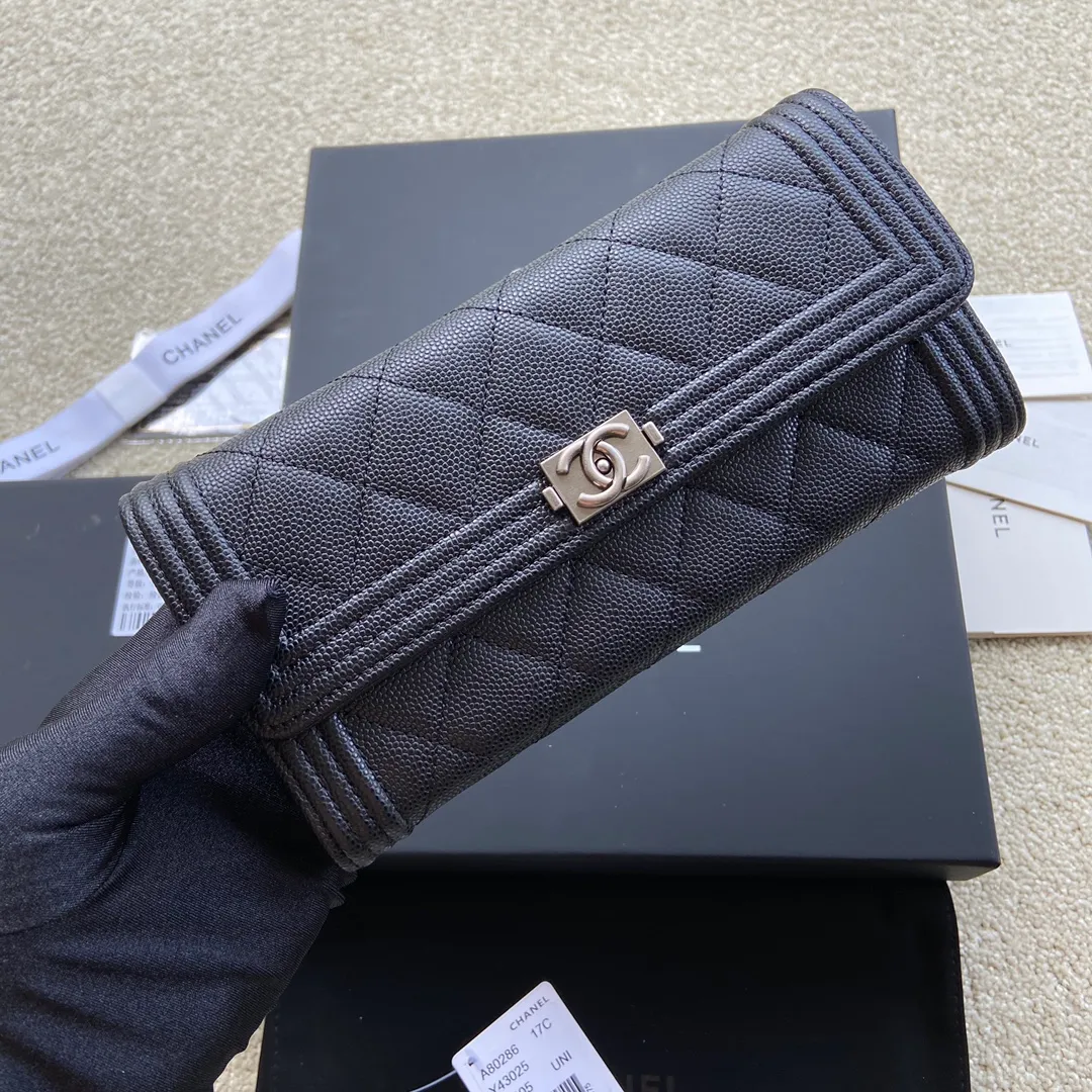 480💰Xiaoxiang imported Italian fine grain cowhide Item number: A80286 Size: w19×h10.5×d3cm Color: black fine ball pattern with silver mark