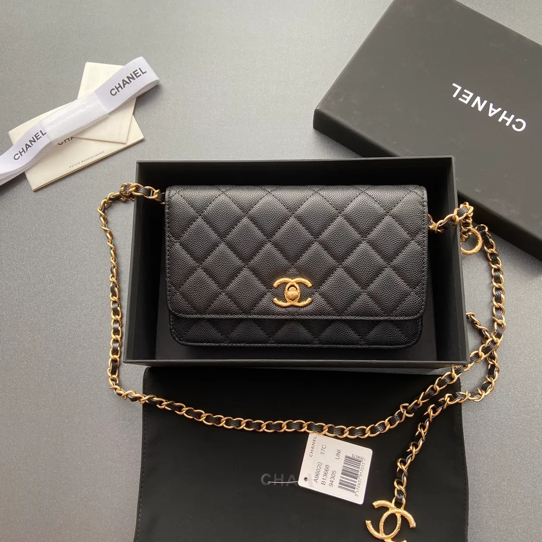 Xiaoxiang imported Italian grained calfskin Item number: AP096020 Price: 860 Size: w20×h13×d3.5cm Color: black fine-grained gold steel mark 23b adjustable chain WOC chain matching, can be adjusted