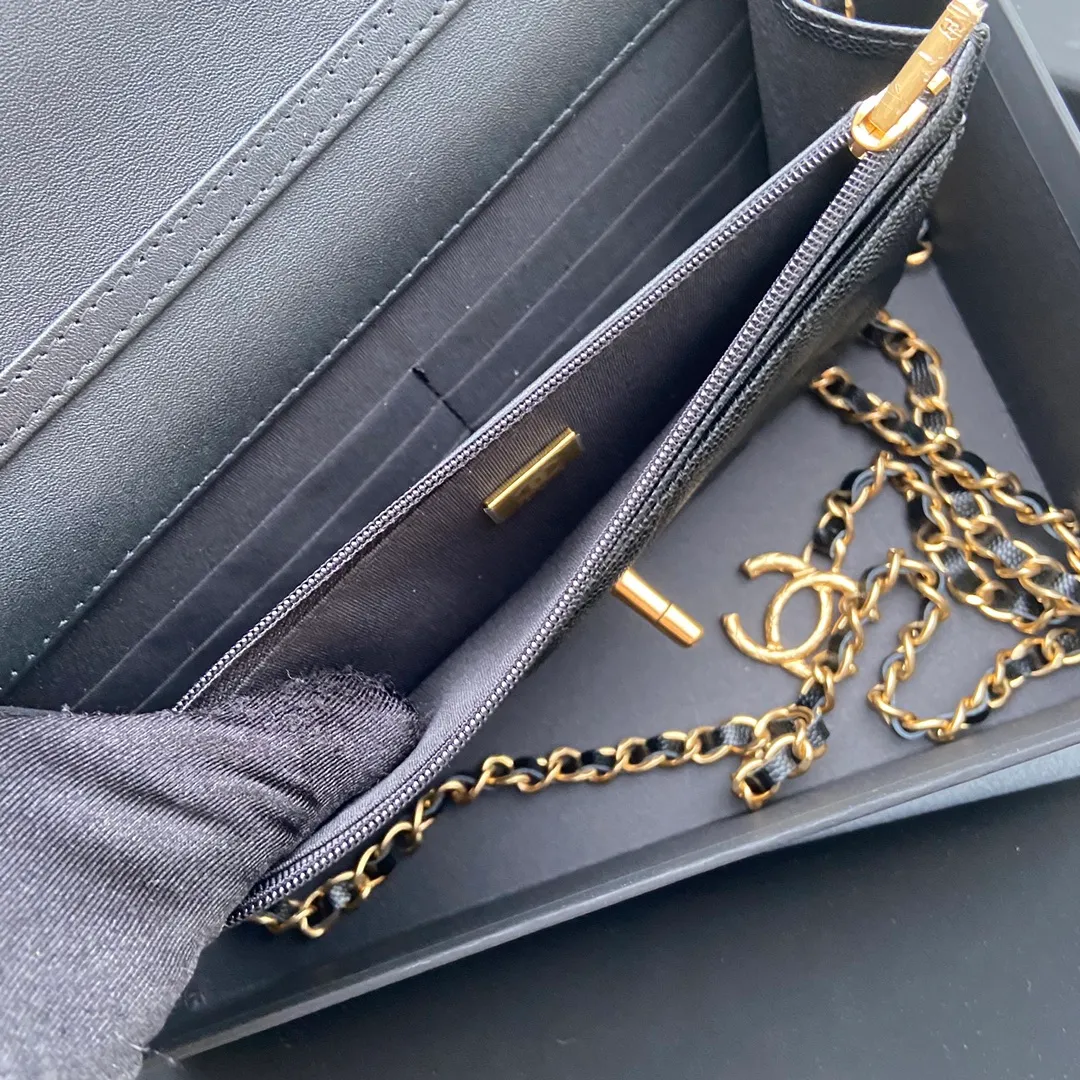 Xiaoxiang imported Italian grained calfskin Item number: AP096020 Price: 860 Size: w20×h13×d3.5cm Color: black fine-grained gold steel mark 23b adjustable chain WOC chain matching, can be adjusted