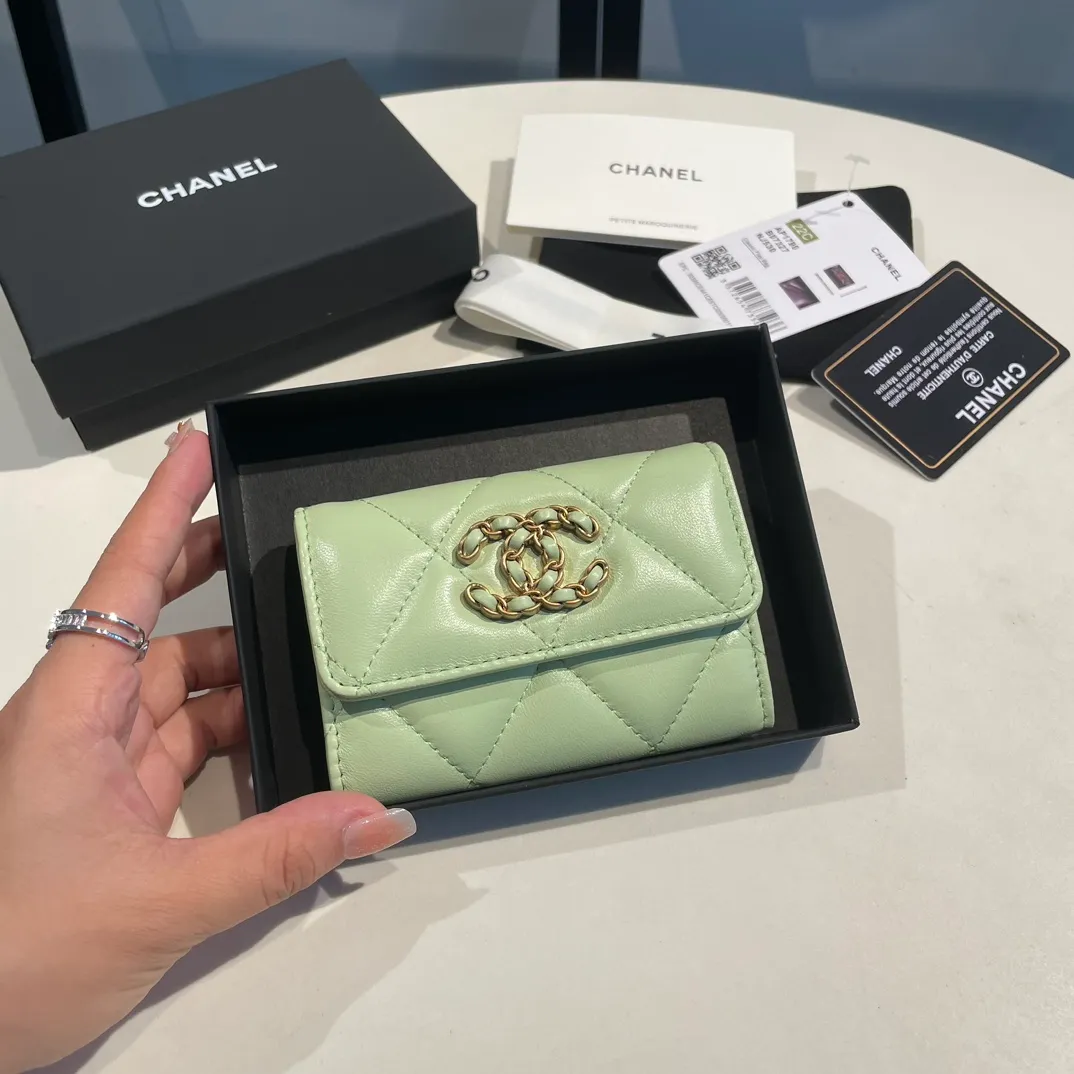 💰300😊Upgraded version💋🆕Ohanel new color🆕The latest hijab card holder, the texture of goatskin is invincible 😼The 19 series that is mainly promoted this season is the big rhombus, with a strong retro style👝Is there anyone who wants to buy each color🧸 The logo is eye-catching and unique, the goatskin has a faint luster, and the temperament instantly ups and downs❣The fashionable style and style are also co-created by Karl and Viard. The first series launched by the new artistic director will be a key recommendation of the brand from this year to next year, conveying the essence of the brand, with a full set of packaging 1790🍃size: 8.5*11cm