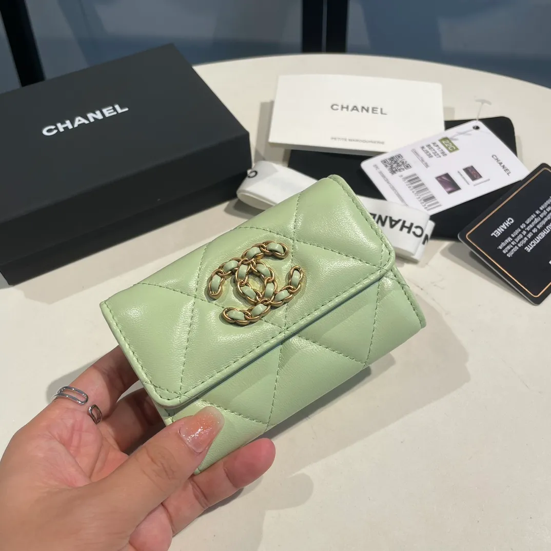 💰300😊Upgraded version💋🆕Ohanel new color🆕The latest hijab card holder, the texture of goatskin is invincible 😼The 19 series that is mainly promoted this season is the big rhombus, with a strong retro style👝Is there anyone who wants to buy each color🧸 The logo is eye-catching and unique, the goatskin has a faint luster, and the temperament instantly ups and downs❣The fashionable style and style are also co-created by Karl and Viard. The first series launched by the new artistic director will be a key recommendation of the brand from this year to next year, conveying the essence of the brand, with a full set of packaging 1790🍃size: 8.5*11cm