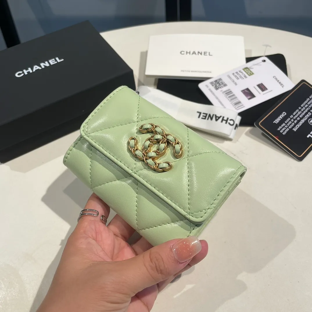 💰300😊Upgraded version💋🆕Ohanel new color🆕The latest hijab card holder, the texture of goatskin is invincible 😼The 19 series that is mainly promoted this season is the big rhombus, with a strong retro style👝Is there anyone who wants to buy each color🧸 The logo is eye-catching and unique, the goatskin has a faint luster, and the temperament instantly ups and downs❣The fashionable style and style are also co-created by Karl and Viard. The first series launched by the new artistic director will be a key recommendation of the brand from this year to next year, conveying the essence of the brand, with a full set of packaging 1790🍃size: 8.5*11cm