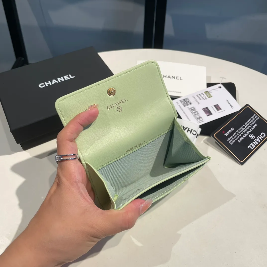💰300😊Upgraded version💋🆕Ohanel new color🆕The latest hijab card holder, the texture of goatskin is invincible 😼The 19 series that is mainly promoted this season is the big rhombus, with a strong retro style👝Is there anyone who wants to buy each color🧸 The logo is eye-catching and unique, the goatskin has a faint luster, and the temperament instantly ups and downs❣The fashionable style and style are also co-created by Karl and Viard. The first series launched by the new artistic director will be a key recommendation of the brand from this year to next year, conveying the essence of the brand, with a full set of packaging 1790🍃size: 8.5*11cm