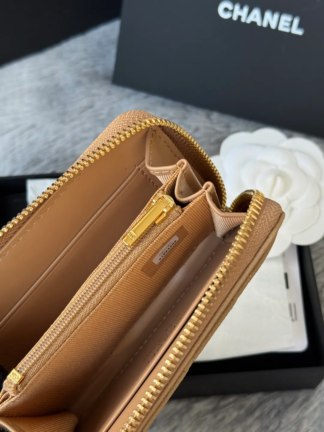 Medium size 💰360💰 finally arrived, chanel 25c oversized zipper bag with zipper inside. First place to eat melon. Large black gold cow coin purse with inner zipper. Made of caviar cowhide. Ginza sa is great. Enthusiastic and patient. I picked up a bunch of black gold card holders. There are several popular coin purses. I went for the L-shaped zipper coin purse. I tried it on the spot. My nails are a little difficult to insert cards. The 25c model is enlarged and looks great. The upgraded version is very practical. Buy it quickly! chanel25c chanel coin purse chanel card holder card holder recommended zipper coin purse chanel number: 3686 (0112) 25c size: 12*5cmx8cmx2cm