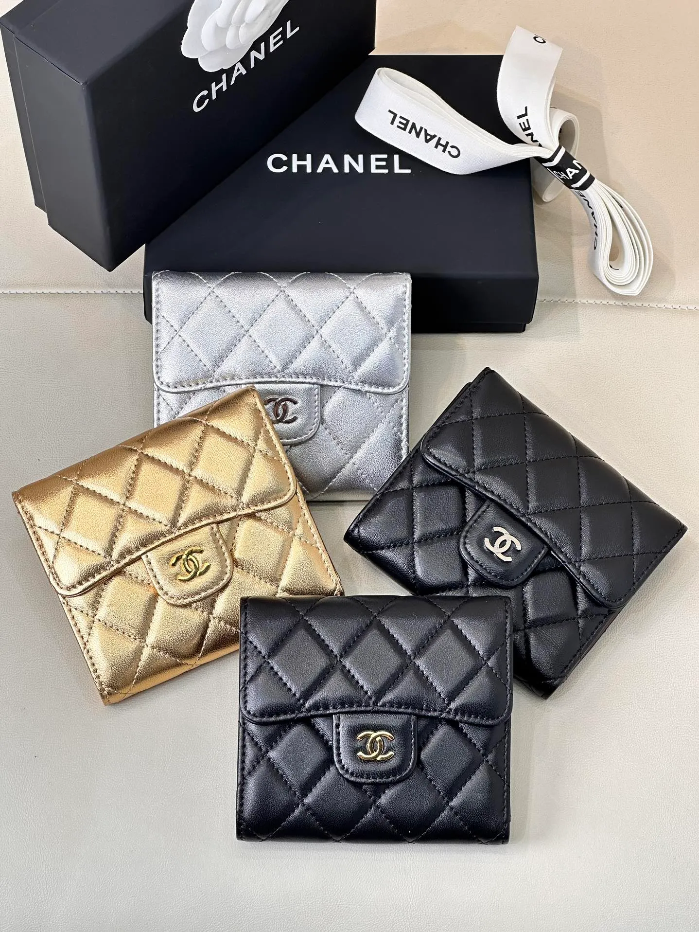 82288 has been selling wallets and card holders for several years...too many regular customers have been following up on replenishment orders! Come on, the wallet/card holder, gold buckle and silver buckle colors are all collected this time. It is really a style that can be sold by just transferring the picture! ! Chane* small coin purse is here! Timeless style! Many customers have asked me for CF series coin purses before; I have also screened many of them, and we will not touch anything that is not good! Leather is so important, it’s not the kind that’s available in large quantities on the market! It’s not something that can be easily obtained through ordinary relationship channels! The whole bag is very delicate and compact, it is small and does not take up much space in the bag! I have always needed a coin card holder, and I can really keep this one for myself; the leather texture is incredible! There are two materials in total, sheepskin and caviar cowhide! If you can buy it at our price, it is really a great value. You can make a profit by buying it! Pure welfare item, why don’t you hurry up and pick up this kind of wool! ! ! Size: 10.5/11.5/3cm