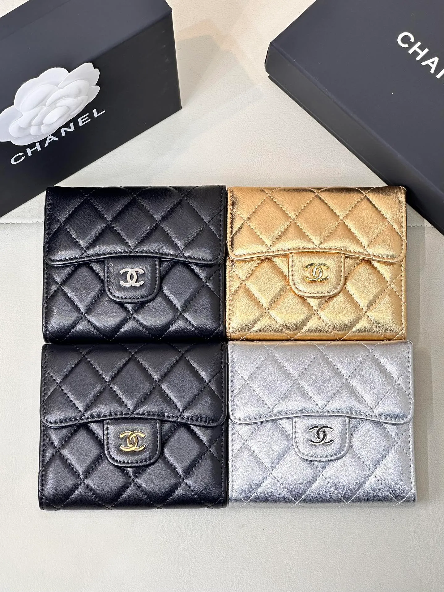 82288 has been selling wallets and card holders for several years...too many regular customers have been following up on replenishment orders! Come on, the wallet/card holder, gold buckle and silver buckle colors are all collected this time. It is really a style that can be sold by just transferring the picture! ! Chane* small coin purse is here! Timeless style! Many customers have asked me for CF series coin purses before; I have also screened many of them, and we will not touch anything that is not good! Leather is so important, it’s not the kind that’s available in large quantities on the market! It’s not something that can be easily obtained through ordinary relationship channels! The whole bag is very delicate and compact, it is small and does not take up much space in the bag! I have always needed a coin card holder, and I can really keep this one for myself; the leather texture is incredible! There are two materials in total, sheepskin and caviar cowhide! If you can buy it at our price, it is really a great value. You can make a profit by buying it! Pure welfare item, why don’t you hurry up and pick up this kind of wool! ! ! Size: 10.5/11.5/3cm