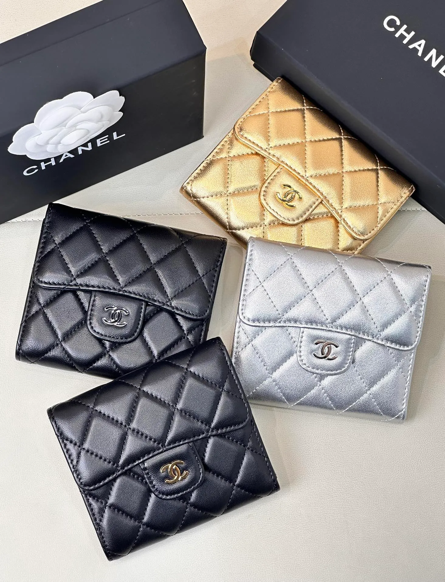 82288 has been selling wallets and card holders for several years...too many regular customers have been following up on replenishment orders! Come on, the wallet/card holder, gold buckle and silver buckle colors are all collected this time. It is really a style that can be sold by just transferring the picture! ! Chane* small coin purse is here! Timeless style! Many customers have asked me for CF series coin purses before; I have also screened many of them, and we will not touch anything that is not good! Leather is so important, it’s not the kind that’s available in large quantities on the market! It’s not something that can be easily obtained through ordinary relationship channels! The whole bag is very delicate and compact, it is small and does not take up much space in the bag! I have always needed a coin card holder, and I can really keep this one for myself; the leather texture is incredible! There are two materials in total, sheepskin and caviar cowhide! If you can buy it at our price, it is really a great value. You can make a profit by buying it! Pure welfare item, why don’t you hurry up and pick up this kind of wool! ! ! Size: 10.5/11.5/3cm