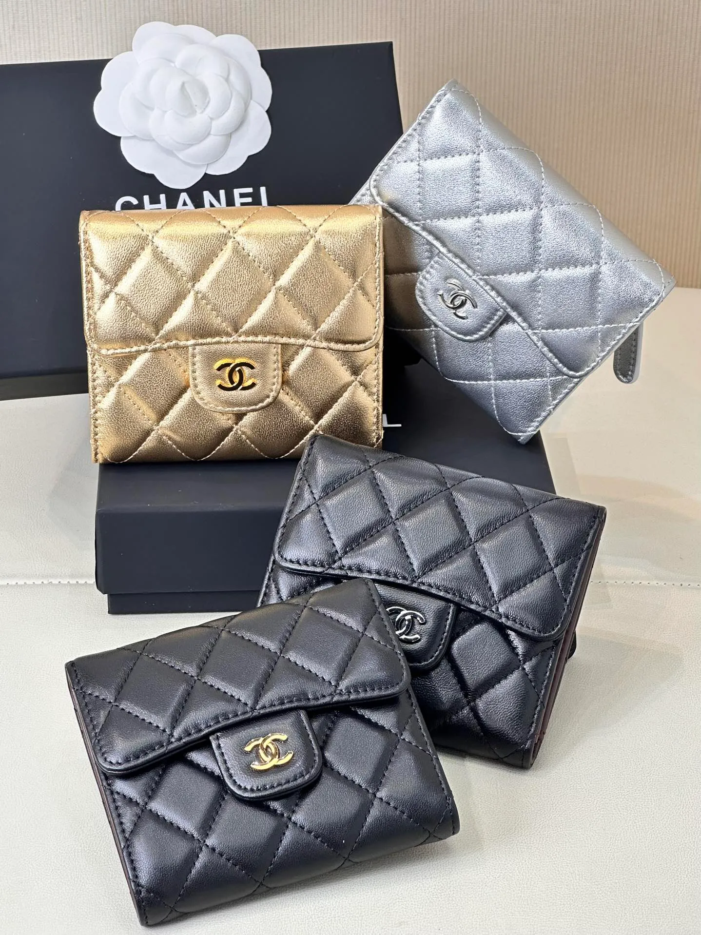 82288 has been selling wallets and card holders for several years...too many regular customers have been following up on replenishment orders! Come on, the wallet/card holder, gold buckle and silver buckle colors are all collected this time. It is really a style that can be sold by just transferring the picture! ! Chane* small coin purse is here! Timeless style! Many customers have asked me for CF series coin purses before; I have also screened many of them, and we will not touch anything that is not good! Leather is so important, it’s not the kind that’s available in large quantities on the market! It’s not something that can be easily obtained through ordinary relationship channels! The whole bag is very delicate and compact, it is small and does not take up much space in the bag! I have always needed a coin card holder, and I can really keep this one for myself; the leather texture is incredible! There are two materials in total, sheepskin and caviar cowhide! If you can buy it at our price, it is really a great value. You can make a profit by buying it! Pure welfare item, why don’t you hurry up and pick up this kind of wool! ! ! Size: 10.5/11.5/3cm