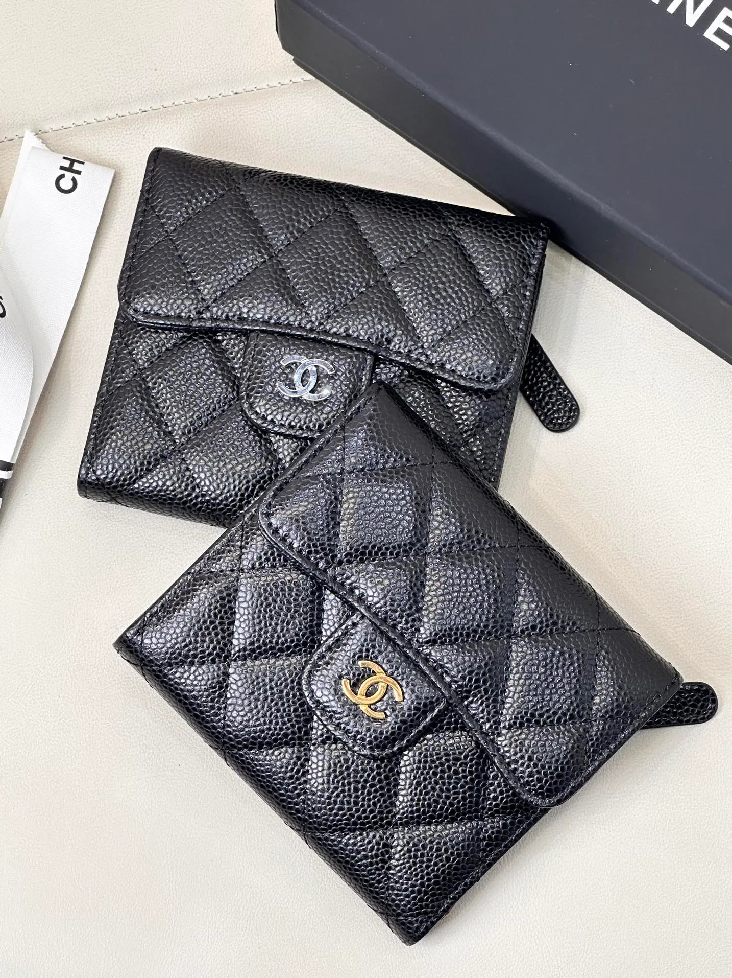 82288 has been selling wallets and card holders for several years...too many regular customers have been following up on replenishment orders! Come on, the wallet/card holder, gold buckle and silver buckle colors are all collected this time. It is really a style that can be sold by just transferring the picture! ! Chane* small coin purse is here! Timeless style! Many customers have asked me for CF series coin purses before; I have also screened many of them, and we will not touch anything that is not good! Leather is so important, it’s not the kind that’s available in large quantities on the market! It’s not something that can be easily obtained through ordinary relationship channels! The whole bag is very delicate and compact, it is small and does not take up much space in the bag! I have always needed a coin card holder, and I can really keep this one for myself; the leather texture is incredible! There are two materials in total, sheepskin and caviar cowhide! If you can buy it at our price, it is really a great value. You can make a profit by buying it! Pure welfare item, why don’t you hurry up and pick up this kind of wool! ! ! Size: 10.5/11.5/3cm