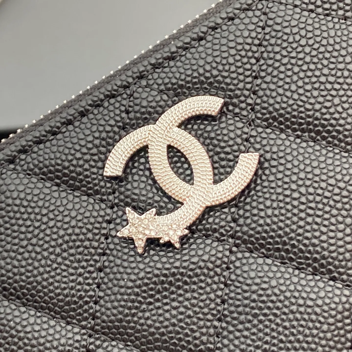 25b new series caviar cowhide with stars⭐logo shiny blingblibg~Coin purse series Item No.: A 4811 Price: 320 Size: w15×8.5cm Color: Black fine ball pattern silver star hardware