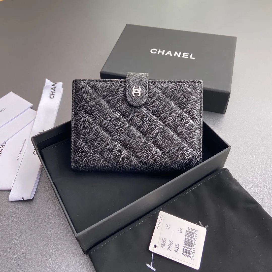 [Special grade hardware original leather] 💰440 Xiaoxiang Passport Holder Series Quilted with iconic metal logo Silver tone metal hardware, special Italian imported leather 4 card slots, 1 small zipper bag, 1 banknote compartment, 1 passport holder card slot No.: 96066 Black fine ball silver Size: w10×h14×d2cm