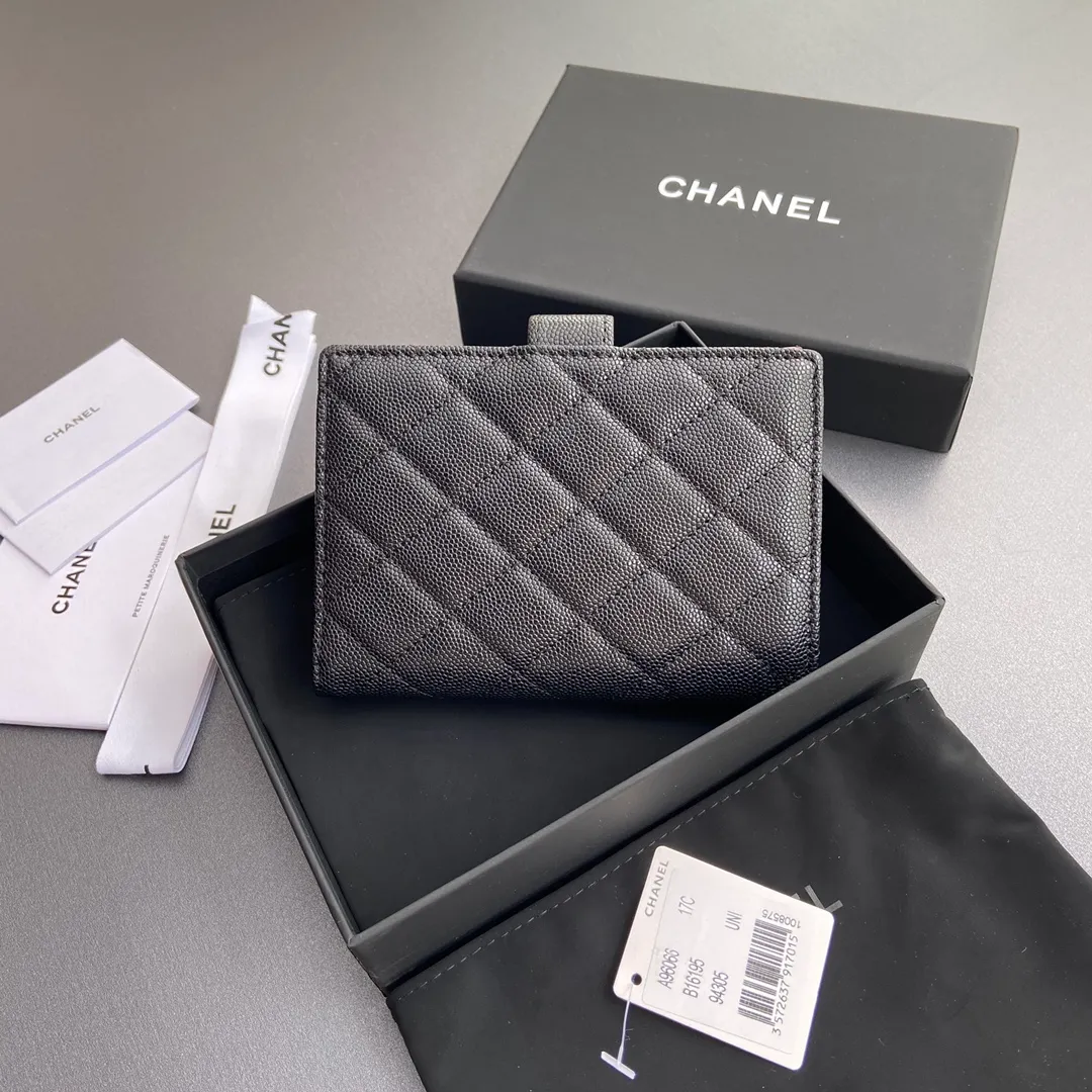 [Special grade hardware original leather] 💰440 Xiaoxiang Passport Holder Series Quilted with iconic metal logo Silver tone metal hardware, special Italian imported leather 4 card slots, 1 small zipper bag, 1 banknote compartment, 1 passport holder card slot No.: 96066 Black fine ball silver Size: w10×h14×d2cm