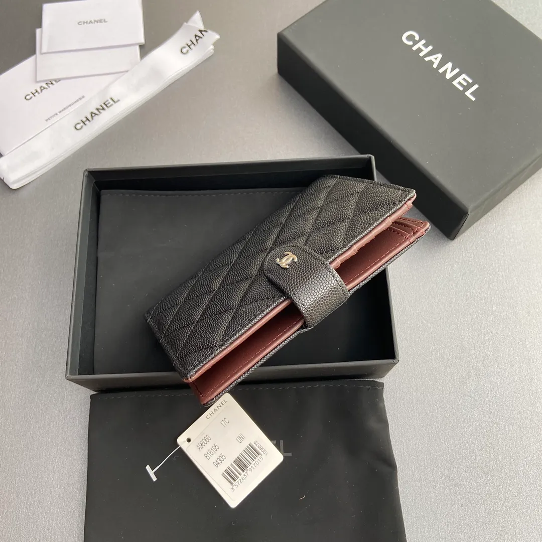 [Special grade hardware original leather] 💰440 Xiaoxiang Passport Holder Series Quilted with iconic metal logo Silver tone metal hardware, special Italian imported leather 4 card slots, 1 small zipper bag, 1 banknote compartment, 1 passport holder card slot No.: 96066 Black fine ball silver Size: w10×h14×d2cm