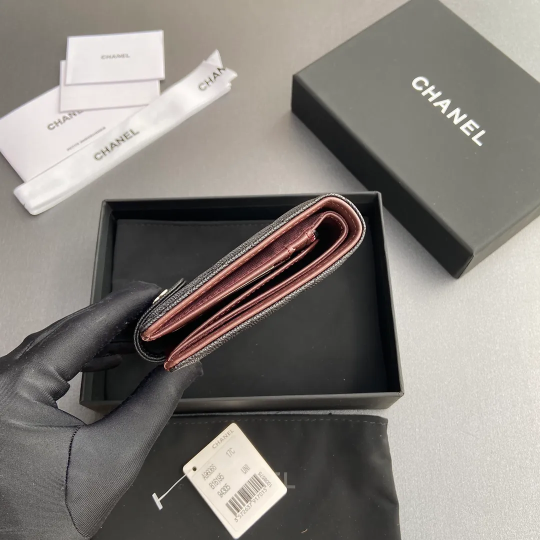 [Special grade hardware original leather] 💰440 Xiaoxiang Passport Holder Series Quilted with iconic metal logo Silver tone metal hardware, special Italian imported leather 4 card slots, 1 small zipper bag, 1 banknote compartment, 1 passport holder card slot No.: 96066 Black fine ball silver Size: w10×h14×d2cm