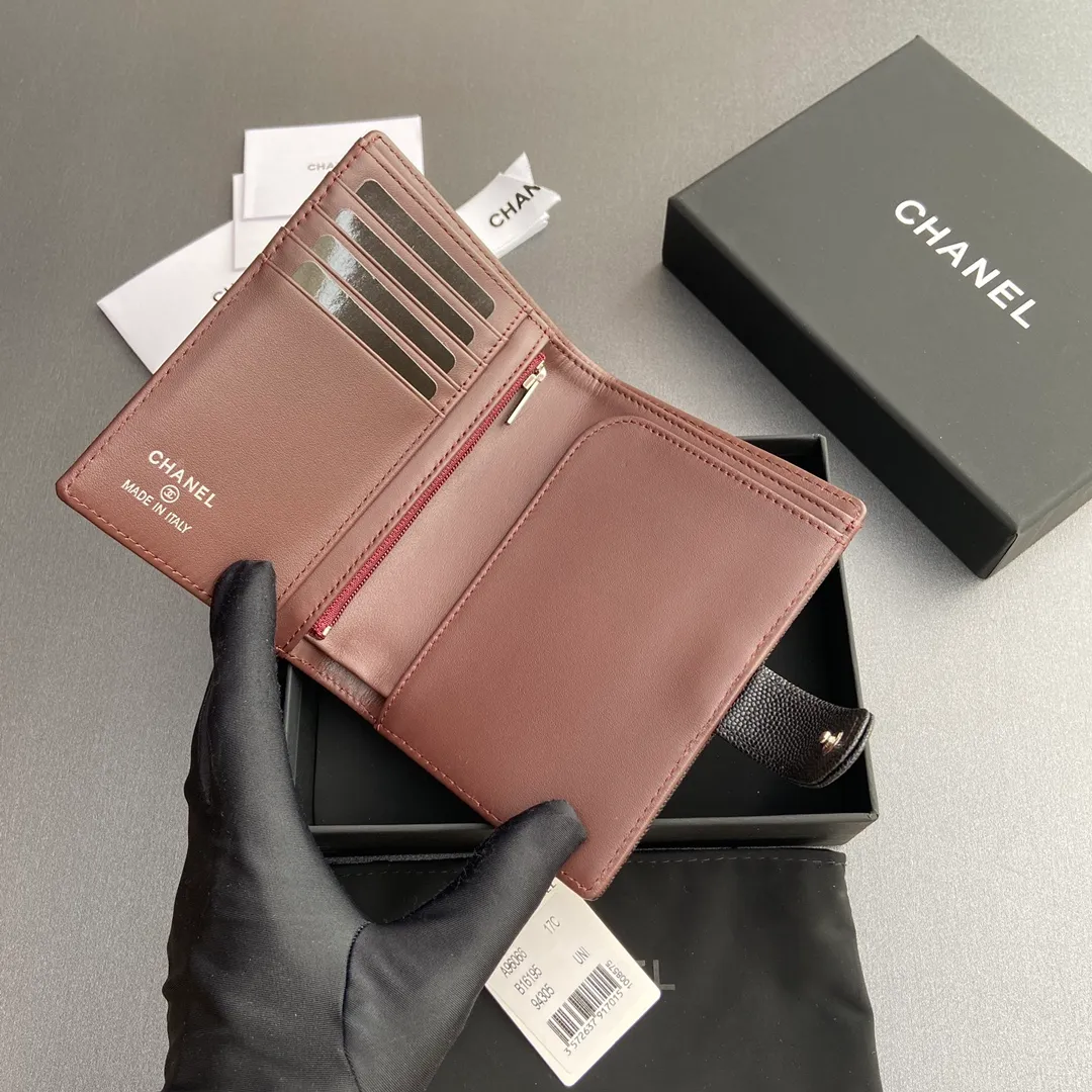 [Special grade hardware original leather] 💰440 Xiaoxiang Passport Holder Series Quilted with iconic metal logo Silver tone metal hardware, special Italian imported leather 4 card slots, 1 small zipper bag, 1 banknote compartment, 1 passport holder card slot No.: 96066 Black fine ball silver Size: w10×h14×d2cm