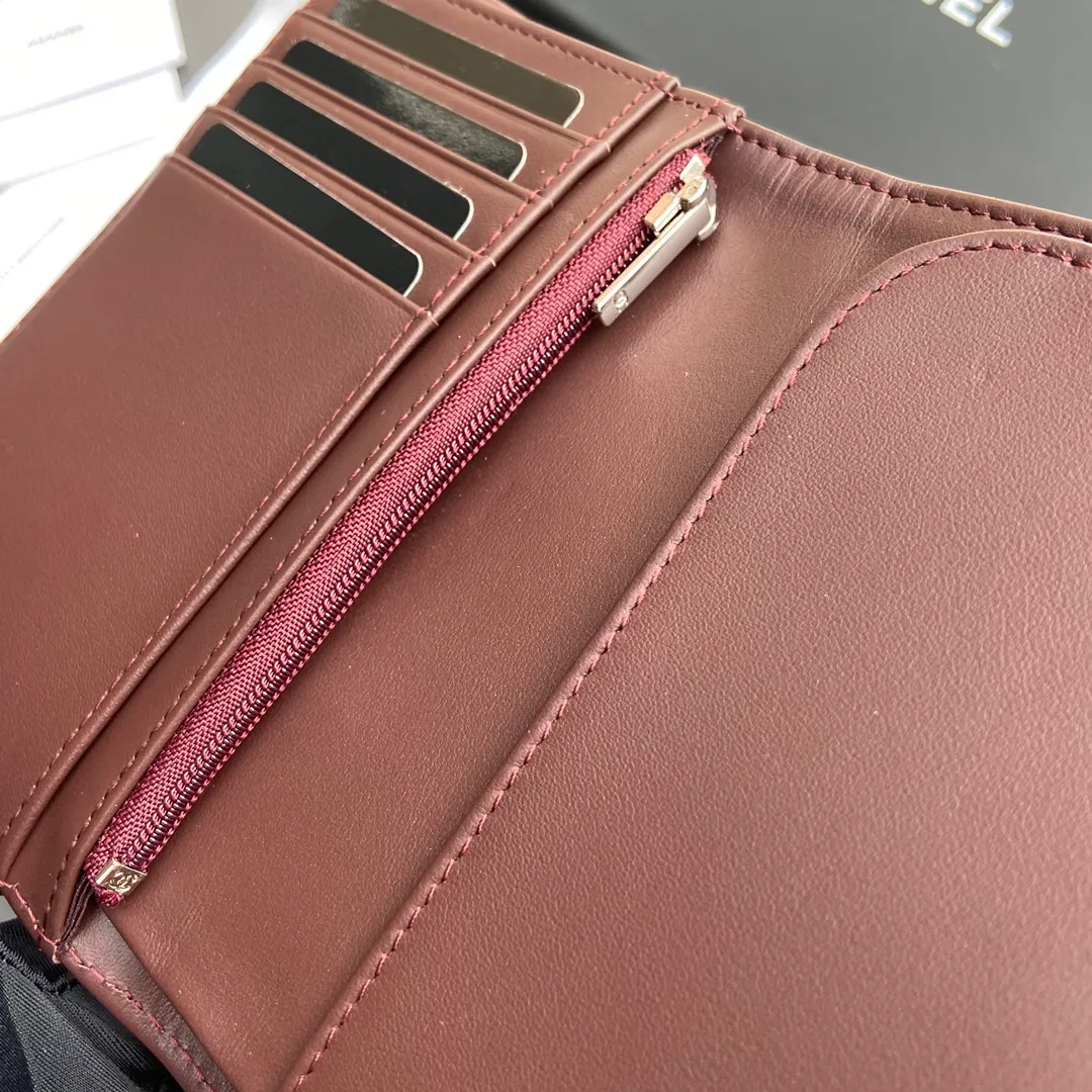 [Special grade hardware original leather] 💰440 Xiaoxiang Passport Holder Series Quilted with iconic metal logo Silver tone metal hardware, special Italian imported leather 4 card slots, 1 small zipper bag, 1 banknote compartment, 1 passport holder card slot No.: 96066 Black fine ball silver Size: w10×h14×d2cm