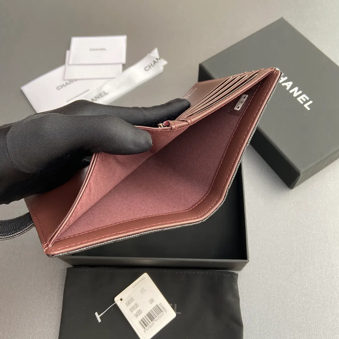 [Special grade hardware original leather] 💰440 Xiaoxiang Passport Holder Series Quilted with iconic metal logo Silver tone metal hardware, special Italian imported leather 4 card slots, 1 small zipper bag, 1 banknote compartment, 1 passport holder card slot No.: 96066 Black fine ball silver Size: w10×h14×d2cm