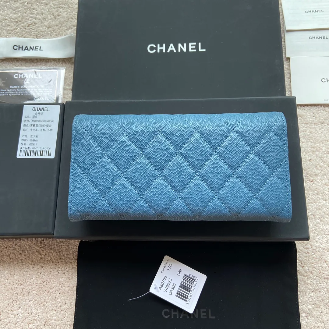 Xiaoxiang imported Italian grained calfskin Item number: A80758 Price: 460 Size: w19×h10.5×3cm Color: blue fine ball grain leather gold steel mark
