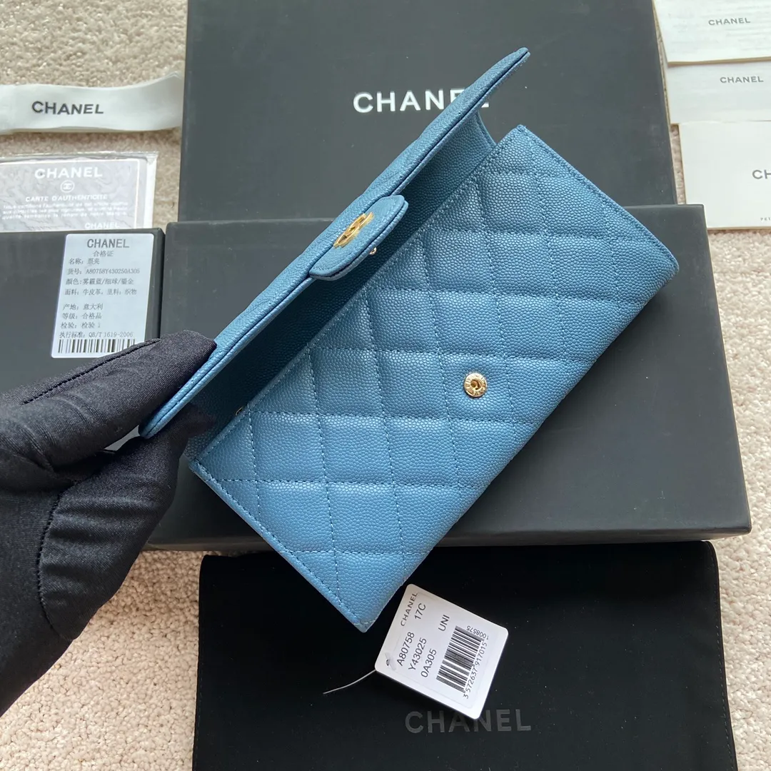 Xiaoxiang imported Italian grained calfskin Item number: A80758 Price: 460 Size: w19×h10.5×3cm Color: blue fine ball grain leather gold steel mark