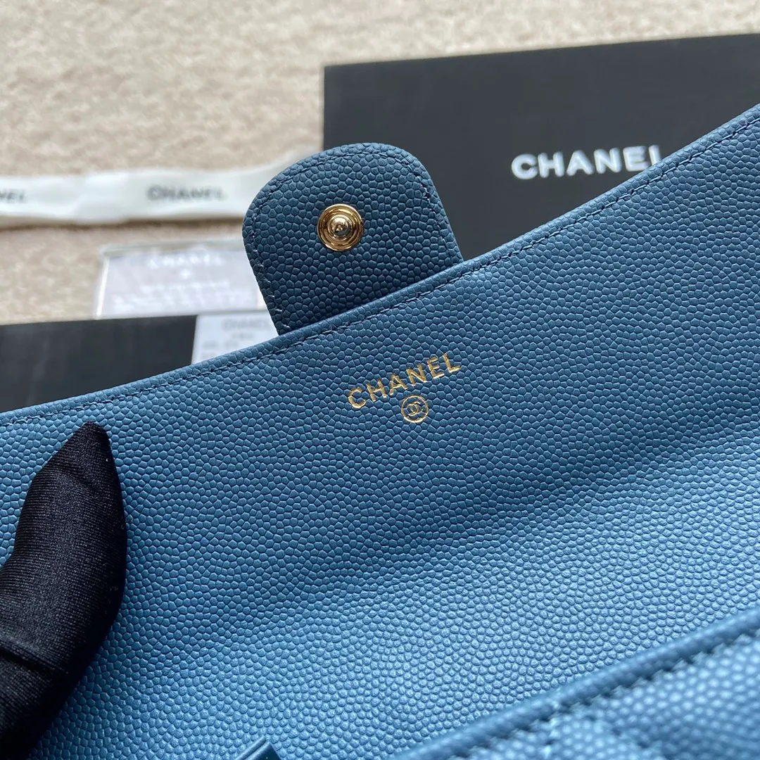 Xiaoxiang imported Italian grained calfskin Item number: A80758 Price: 460 Size: w19×h10.5×3cm Color: blue fine ball grain leather gold steel mark
