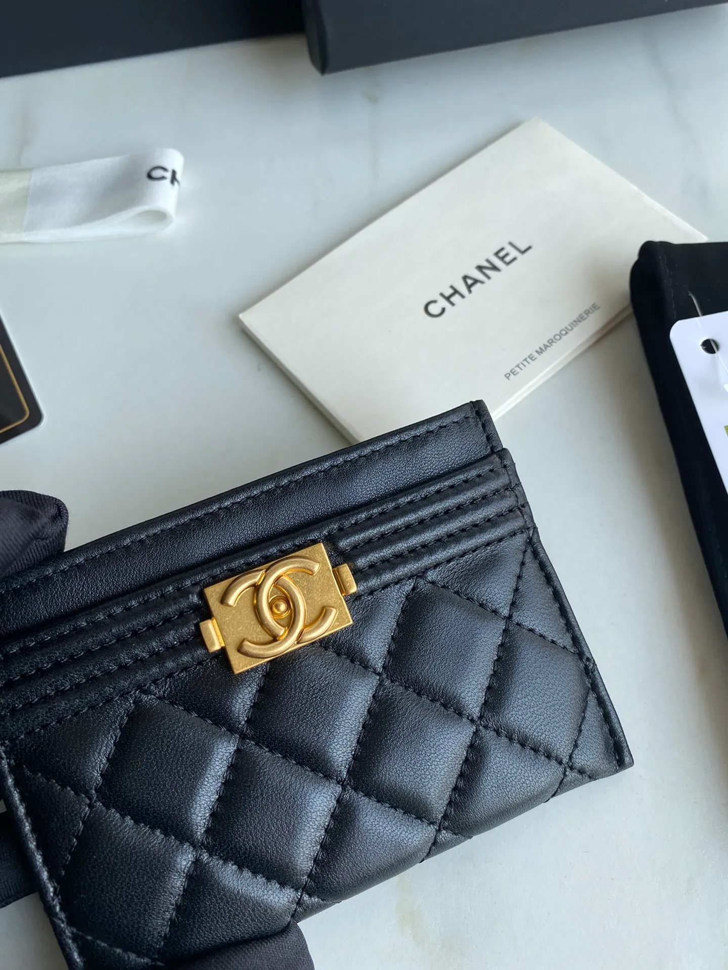 220💰[Original quality][With serial code] CHANEL’s new leboy card holder has arrived! The imported rhombus pattern is very attractive! The retro gilt buckle has an old-fashioned feel and is very fashionable and retro❤️This small card holder is very cost-effective and you can also put some change in the three card slots👍Model number: 84431 Size: 11×7.5×1cm
