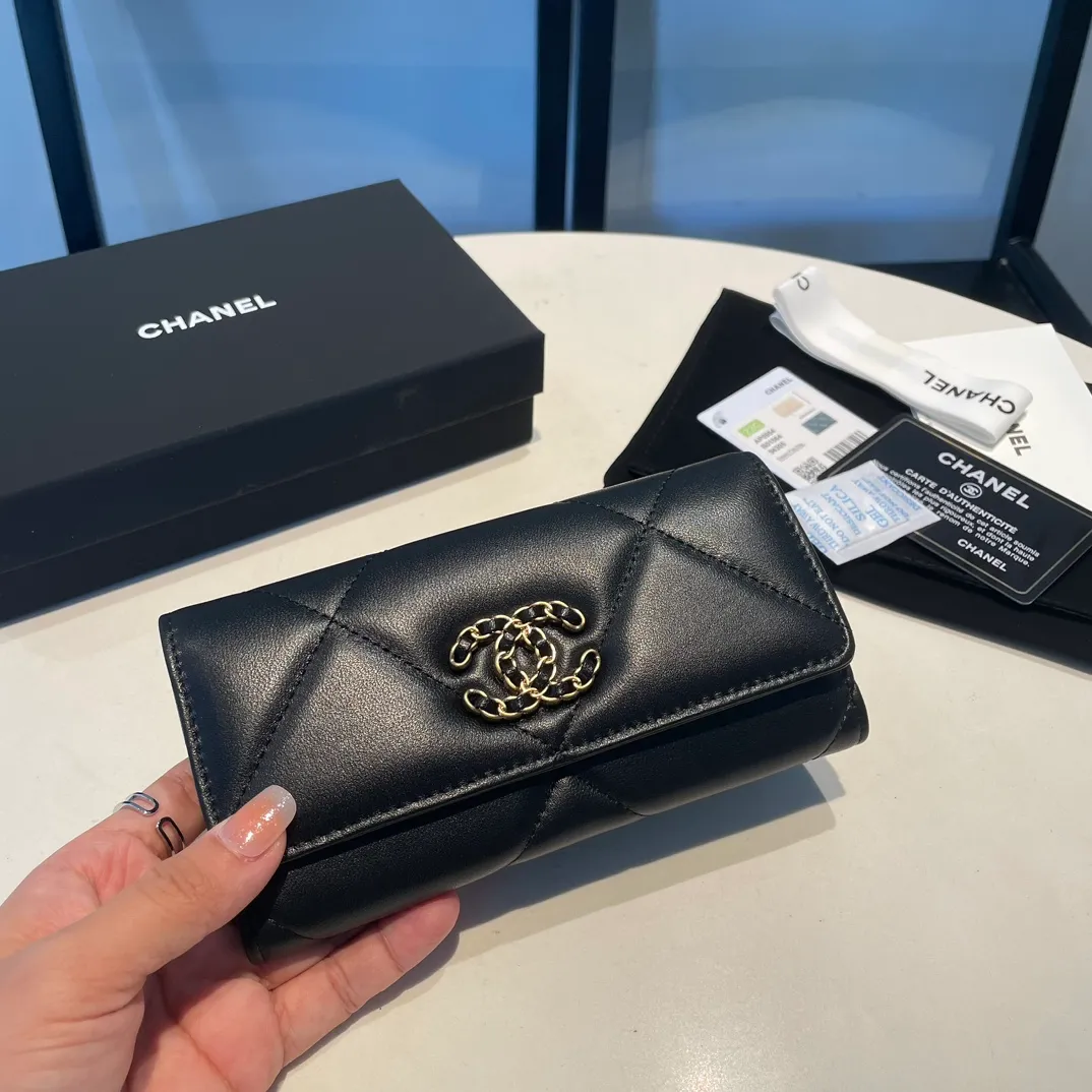 💰520😊 Upgraded version💋🆕 Ohanel new color🆕The latest mid-size snap card holder is also a wallet, the cabinet design is very special, and there are pockets on the back💞The texture of goatskin is unparalleled 😼The main 19 series this season is a big rhombus with a strong retro style👝 Are there any people who want to buy every color?🧸 The logo is eye-catching and unique, the goatskin has a light luster, and the temperament instantly ups and downs❣The fashionable style and style are also jointly created by Karl and Viard. The first series launched by the new artistic director will be a key recommendation of the brand from this year to next year, conveying the essence of the brand, with a full set of packaging 0954 🍃size: 16.5*9cm