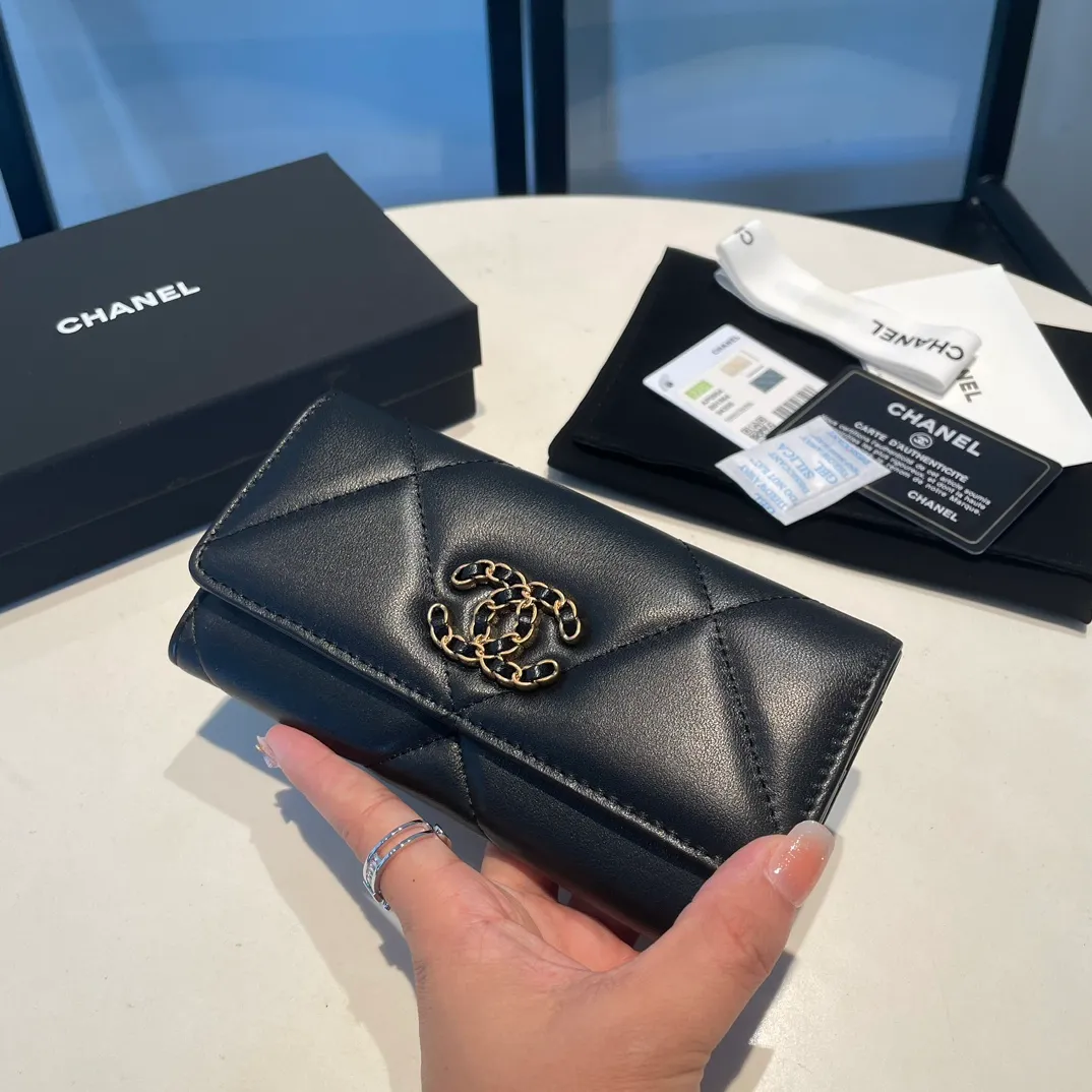 💰520😊 Upgraded version💋🆕 Ohanel new color🆕The latest mid-size snap card holder is also a wallet, the cabinet design is very special, and there are pockets on the back💞The texture of goatskin is unparalleled 😼The main 19 series this season is a big rhombus with a strong retro style👝 Are there any people who want to buy every color?🧸 The logo is eye-catching and unique, the goatskin has a light luster, and the temperament instantly ups and downs❣The fashionable style and style are also jointly created by Karl and Viard. The first series launched by the new artistic director will be a key recommendation of the brand from this year to next year, conveying the essence of the brand, with a full set of packaging 0954 🍃size: 16.5*9cm