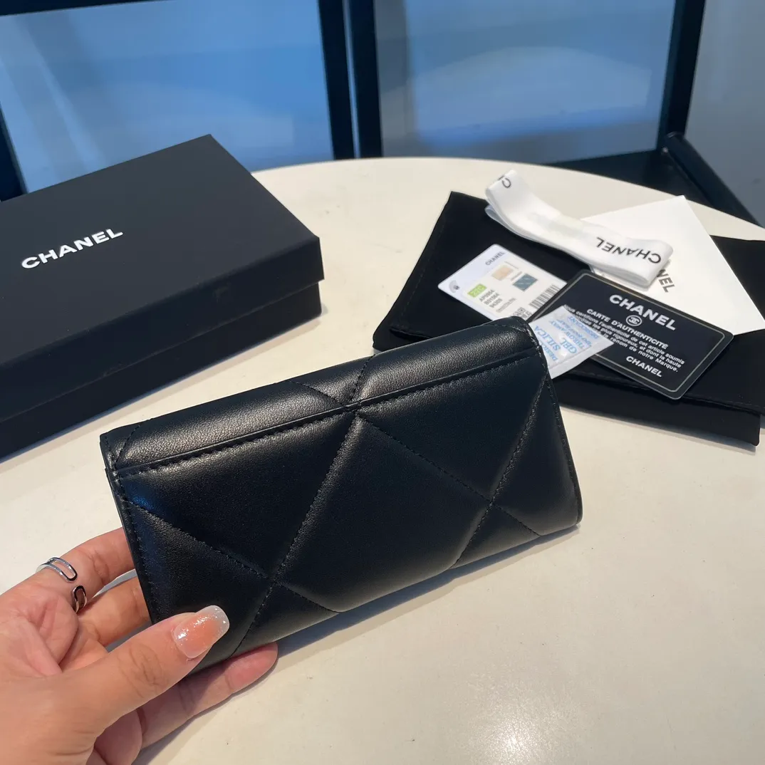 💰520😊 Upgraded version💋🆕 Ohanel new color🆕The latest mid-size snap card holder is also a wallet, the cabinet design is very special, and there are pockets on the back💞The texture of goatskin is unparalleled 😼The main 19 series this season is a big rhombus with a strong retro style👝 Are there any people who want to buy every color?🧸 The logo is eye-catching and unique, the goatskin has a light luster, and the temperament instantly ups and downs❣The fashionable style and style are also jointly created by Karl and Viard. The first series launched by the new artistic director will be a key recommendation of the brand from this year to next year, conveying the essence of the brand, with a full set of packaging 0954 🍃size: 16.5*9cm
