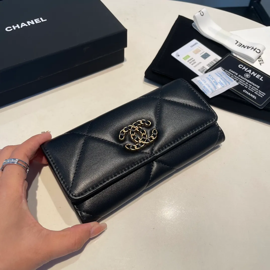 💰520😊 Upgraded version💋🆕 Ohanel new color🆕The latest mid-size snap card holder is also a wallet, the cabinet design is very special, and there are pockets on the back💞The texture of goatskin is unparalleled 😼The main 19 series this season is a big rhombus with a strong retro style👝 Are there any people who want to buy every color?🧸 The logo is eye-catching and unique, the goatskin has a light luster, and the temperament instantly ups and downs❣The fashionable style and style are also jointly created by Karl and Viard. The first series launched by the new artistic director will be a key recommendation of the brand from this year to next year, conveying the essence of the brand, with a full set of packaging 0954 🍃size: 16.5*9cm