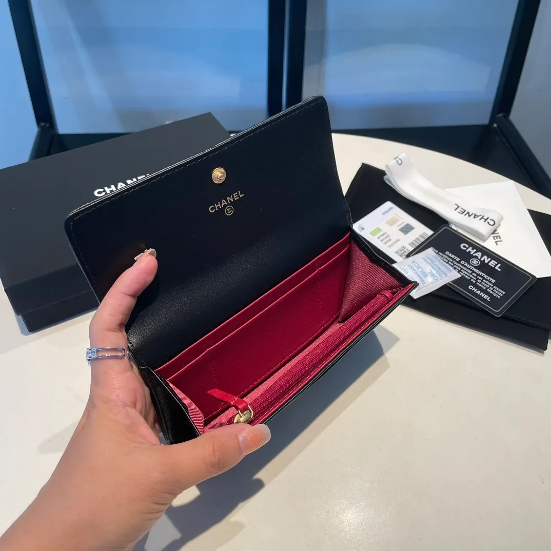 💰520😊 Upgraded version💋🆕 Ohanel new color🆕The latest mid-size snap card holder is also a wallet, the cabinet design is very special, and there are pockets on the back💞The texture of goatskin is unparalleled 😼The main 19 series this season is a big rhombus with a strong retro style👝 Are there any people who want to buy every color?🧸 The logo is eye-catching and unique, the goatskin has a light luster, and the temperament instantly ups and downs❣The fashionable style and style are also jointly created by Karl and Viard. The first series launched by the new artistic director will be a key recommendation of the brand from this year to next year, conveying the essence of the brand, with a full set of packaging 0954 🍃size: 16.5*9cm
