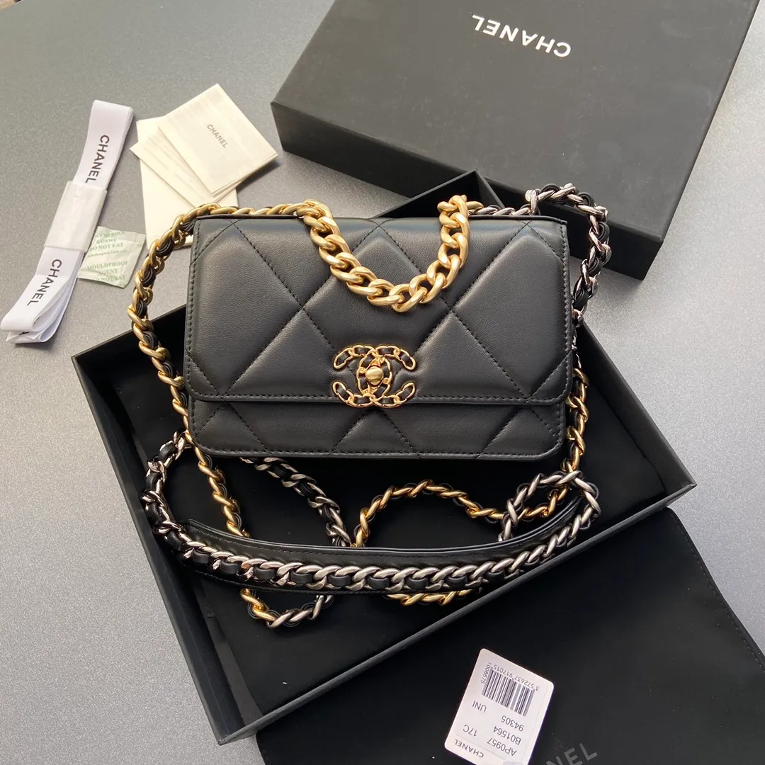 Xiaoxiang imported Italian leather Item number: 3267 💰: 900 Size: w19.5×h13.5×d3.5cm Color: black sheepskin gold hardware