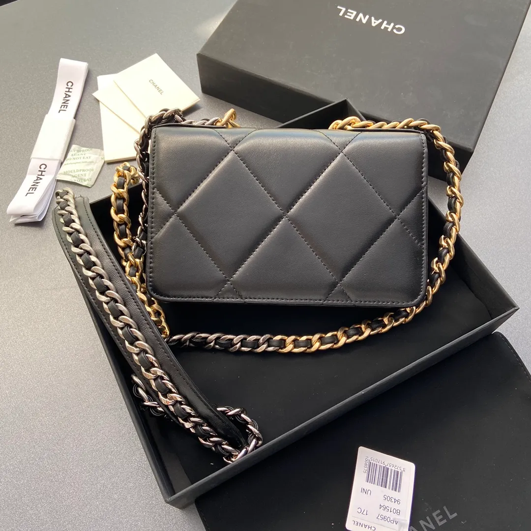 Xiaoxiang imported Italian leather Item number: 3267 💰: 900 Size: w19.5×h13.5×d3.5cm Color: black sheepskin gold hardware