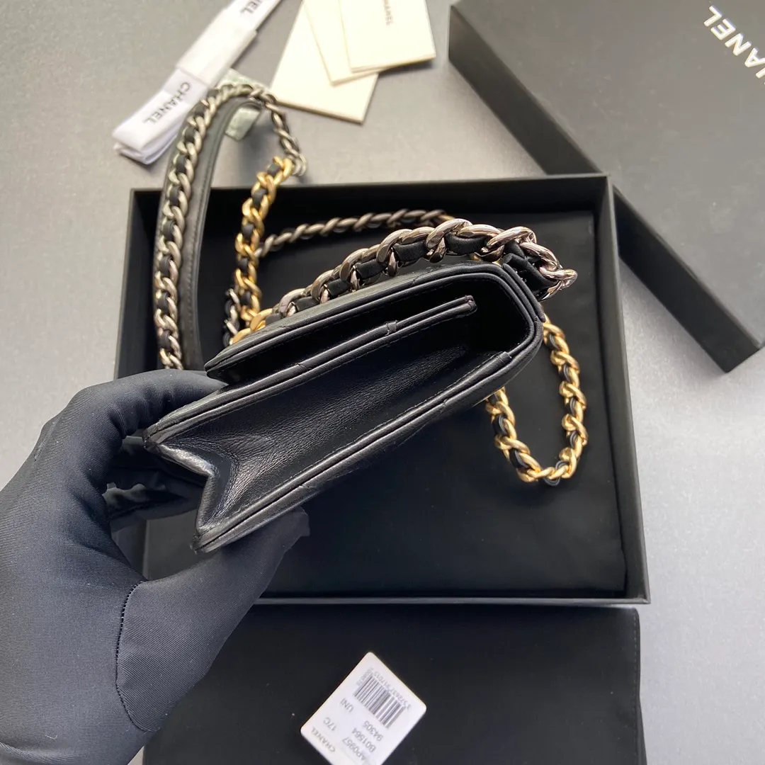 Xiaoxiang imported Italian leather Item number: 3267 💰: 900 Size: w19.5×h13.5×d3.5cm Color: black sheepskin gold hardware