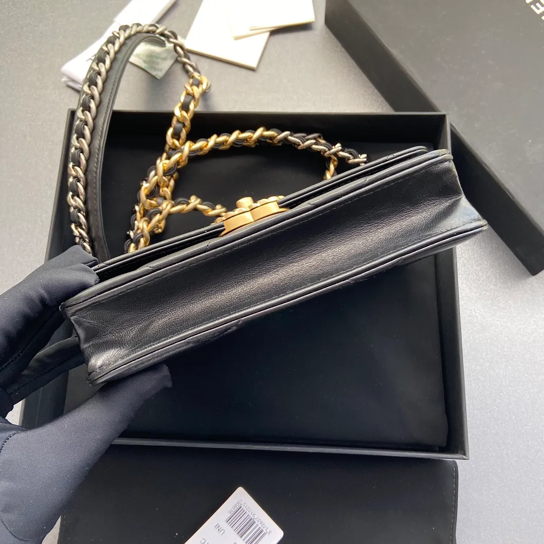 Xiaoxiang imported Italian leather Item number: 3267 💰: 900 Size: w19.5×h13.5×d3.5cm Color: black sheepskin gold hardware