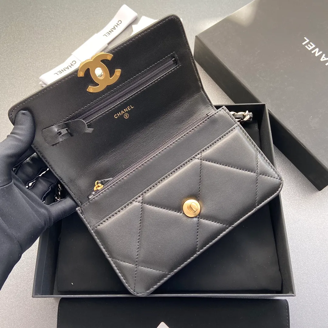 Xiaoxiang imported Italian leather Item number: 3267 💰: 900 Size: w19.5×h13.5×d3.5cm Color: black sheepskin gold hardware